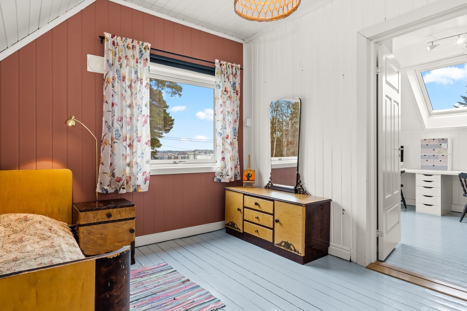 Sjarmerende soverom med skråtak og vindu som slipper inn rikelig med dagslys, kombinert med lune fargetoner og koselig preg. Galleribilde