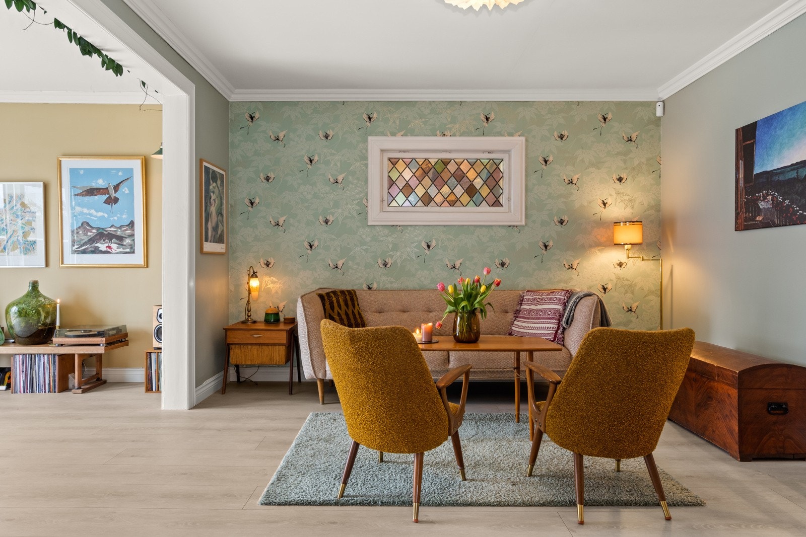 Stuen har en gjennomført stil med fine fargevalg og detaljer som gir rommet karakter. God plass til møblement. Galleribilde