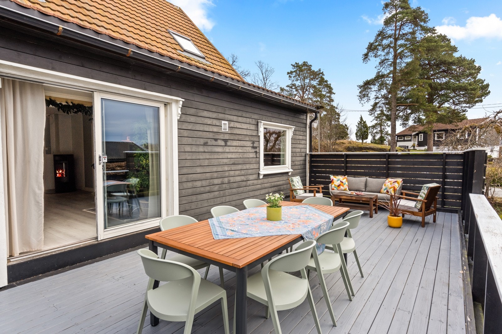 Det er utgang til romslig og solrik terrasse med god plass til både spisegruppe og hyggelig sitteområde - perfekt for lange sommerdager. Galleribilde