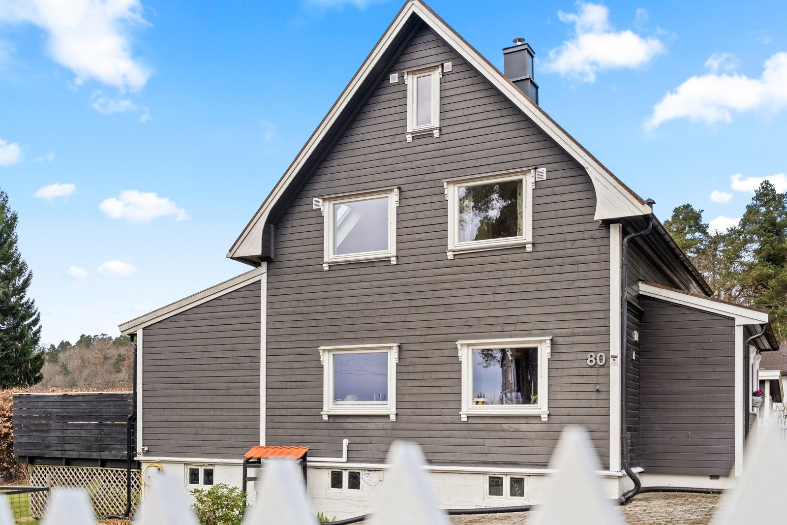 Klassisk fasade med harmonisk fargevalg og flere vinduer som gir godt lysinnslipp. Boligen fremstår som velholdt og tiltalende i et rolig boligområde. Galleribilde