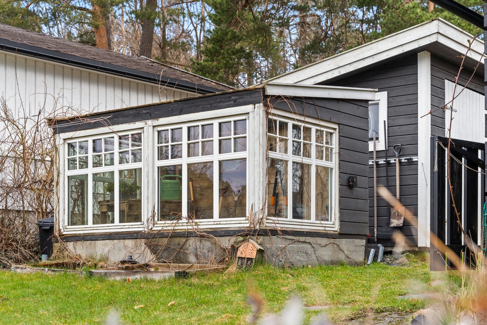 Eldre, sjarmerende hagestue/uthus med store vindusflater som slipper inn rikelig med lys. Et allsidig rom med potensial for oppgradering og personlig preg. Galleribilde