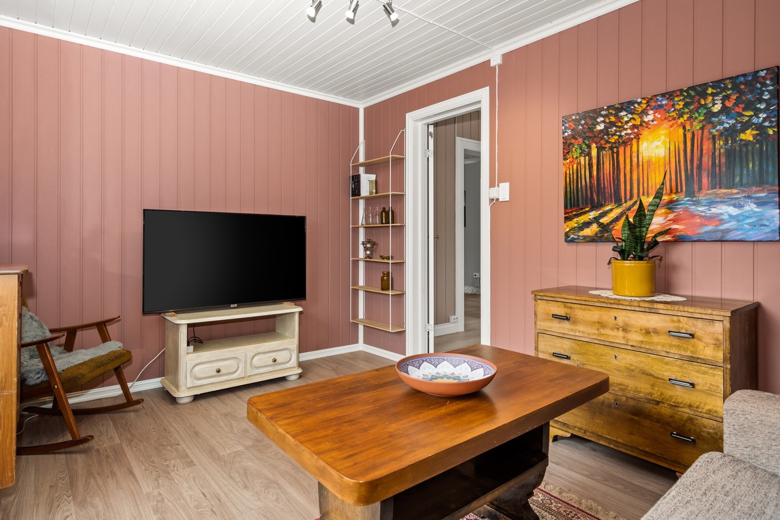 Hyggelig stue med dempede fargetoner og fint lysinnslipp fra vinduet, perfekt for avslappende stunder. Dette rommet kan også brukes som soverom. Galleribilde