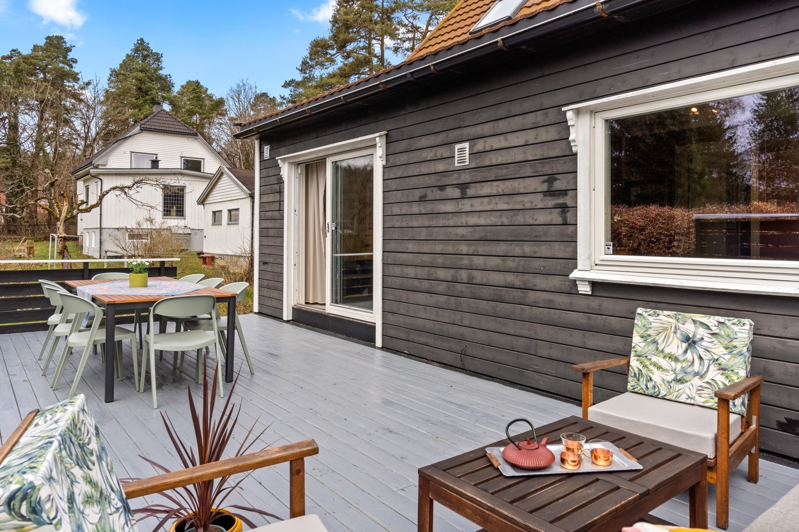 Stor, skjermet terrasse langs husveggen med gode møbleringsmuligheter og lune soner. Her ligger alt til rette for avslapning i rolige omgivelser. Galleribilde