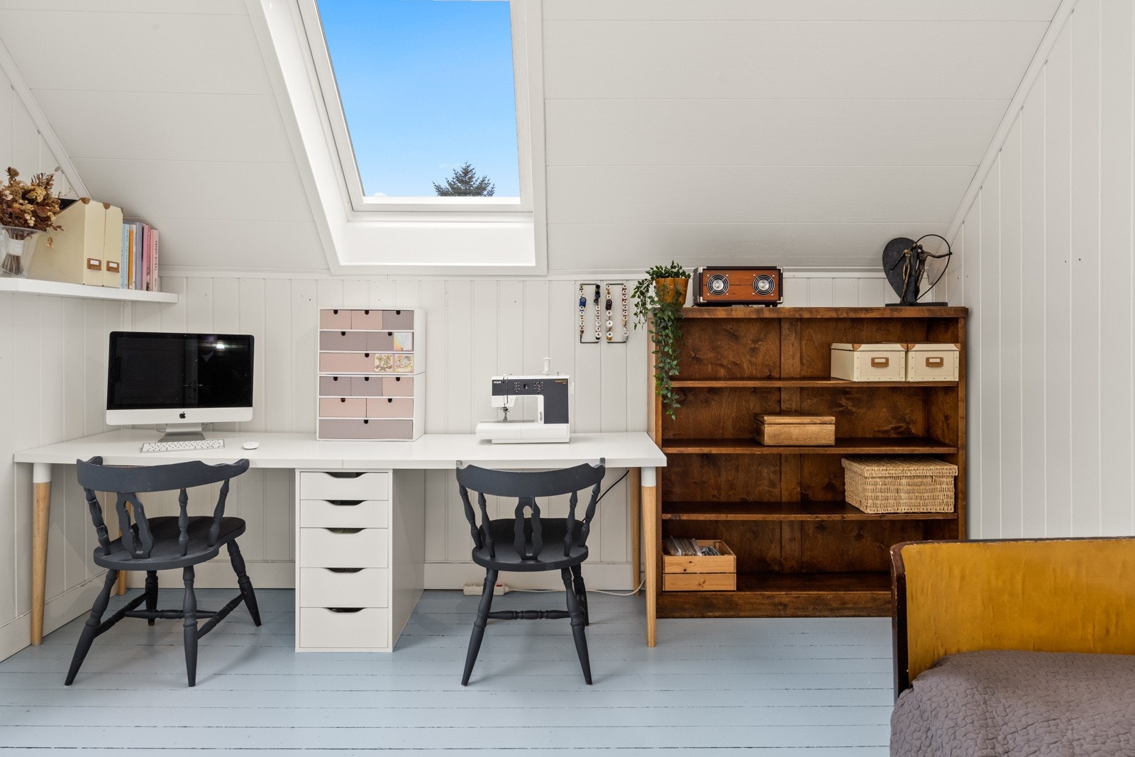 Lyst og fleksibelt rom med god plass til både arbeid og hobby, hvor takvinduet gir et fint lysinnslipp gjennom hele dagen. Galleribilde