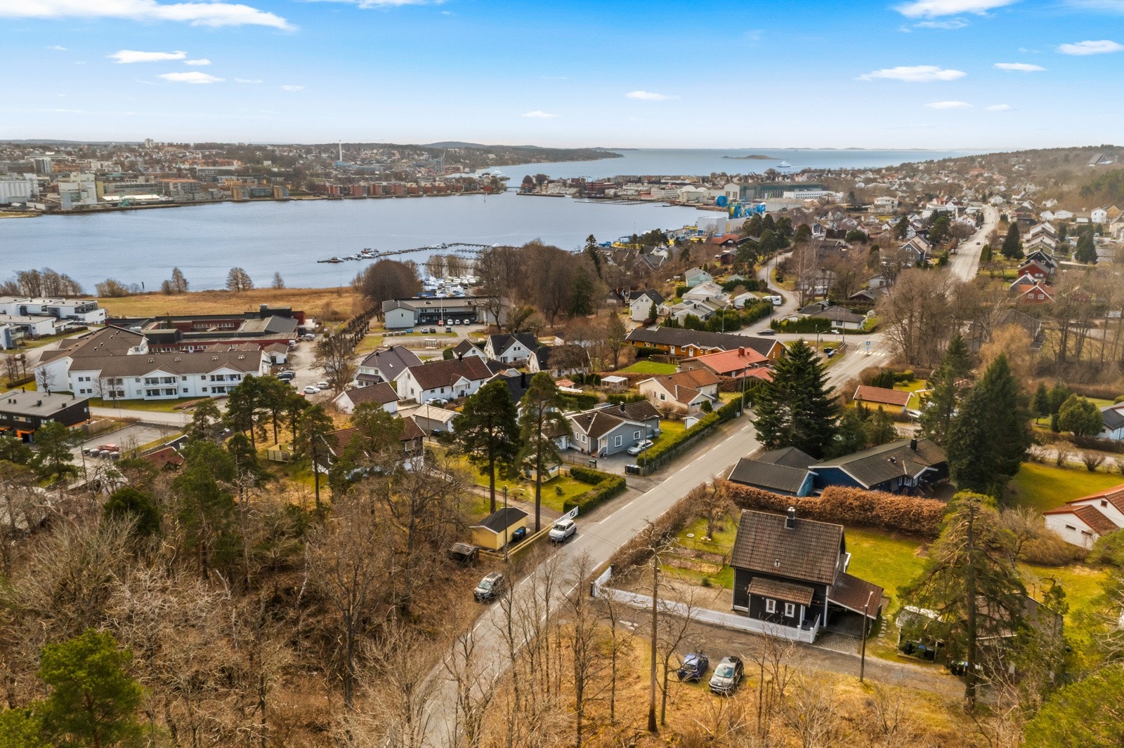 Eiendommen ligger i et etablert og rolig boligområde med nærhet til sjøen og vakre omgivelser. Her bor du med kort vei til både natur og byliv. Galleribilde