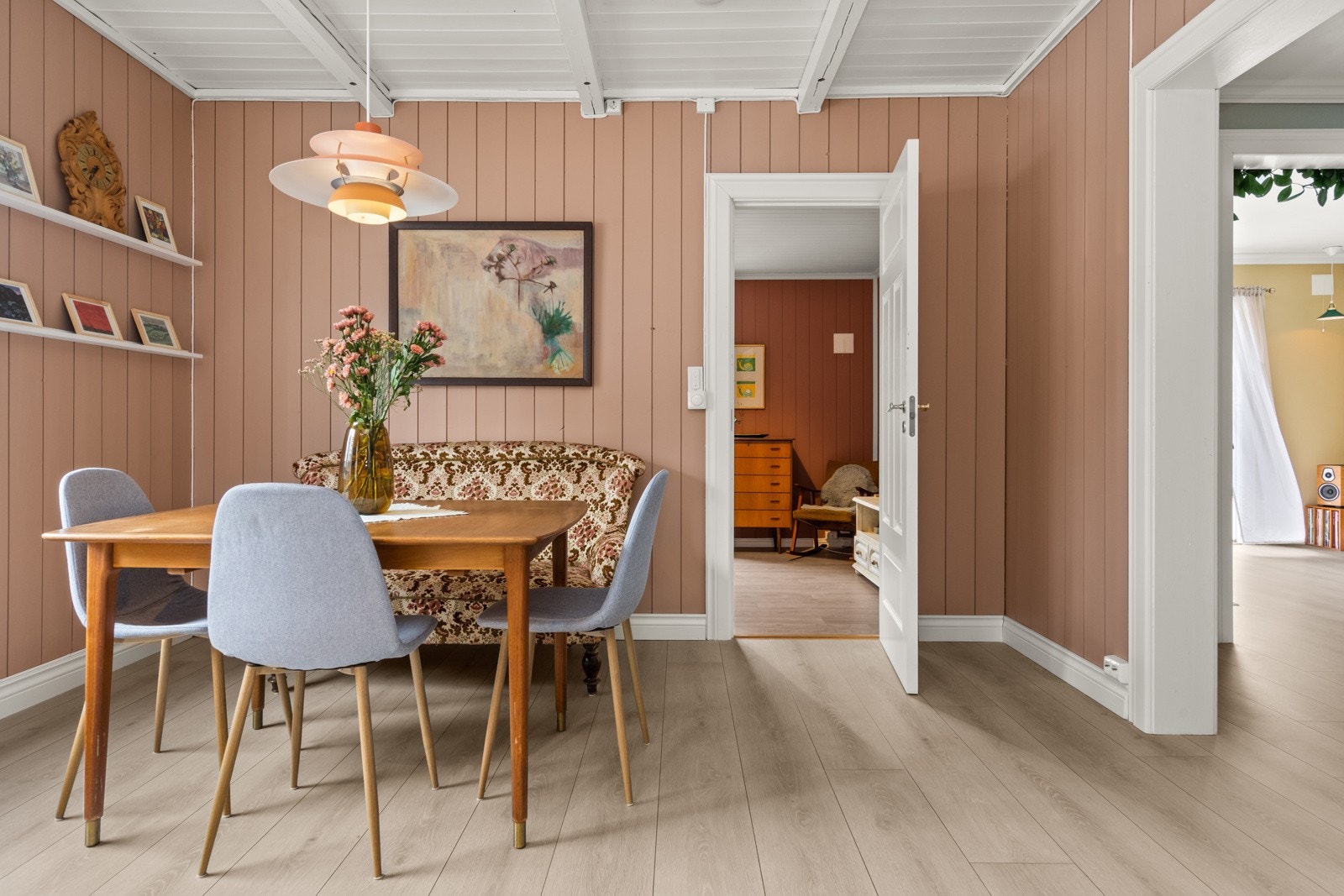 Innbydende spisestue med god plass til sosiale sammenkomster og gjennomgående lune materialvalg. Galleribilde