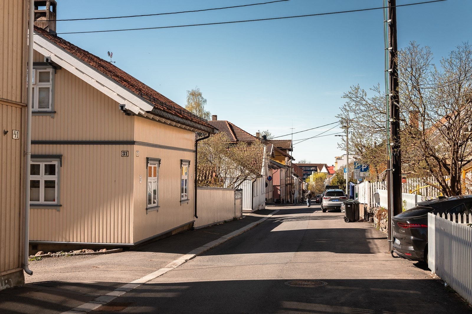 Koselig og rolig nabolag med nær tilgang til serveringssteder og et
svært godt kollektivtilbud med t-bane, trikk og buss i umiddelbar nærhet som tar deg over hele byen. Det er også kort gange til Grunerløkka og Torshov. Galleribilde