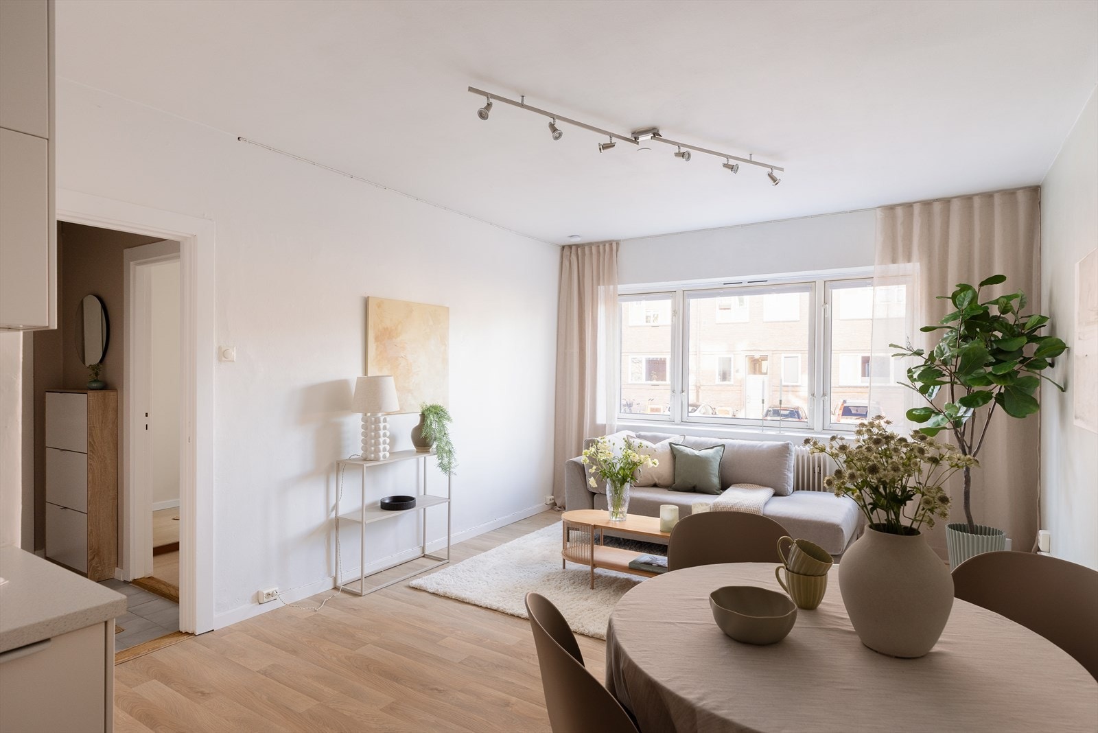 I stuen er det god plass til sofagruppe med tilhørende møblement som sofabord og tv-benk. Galleribilde