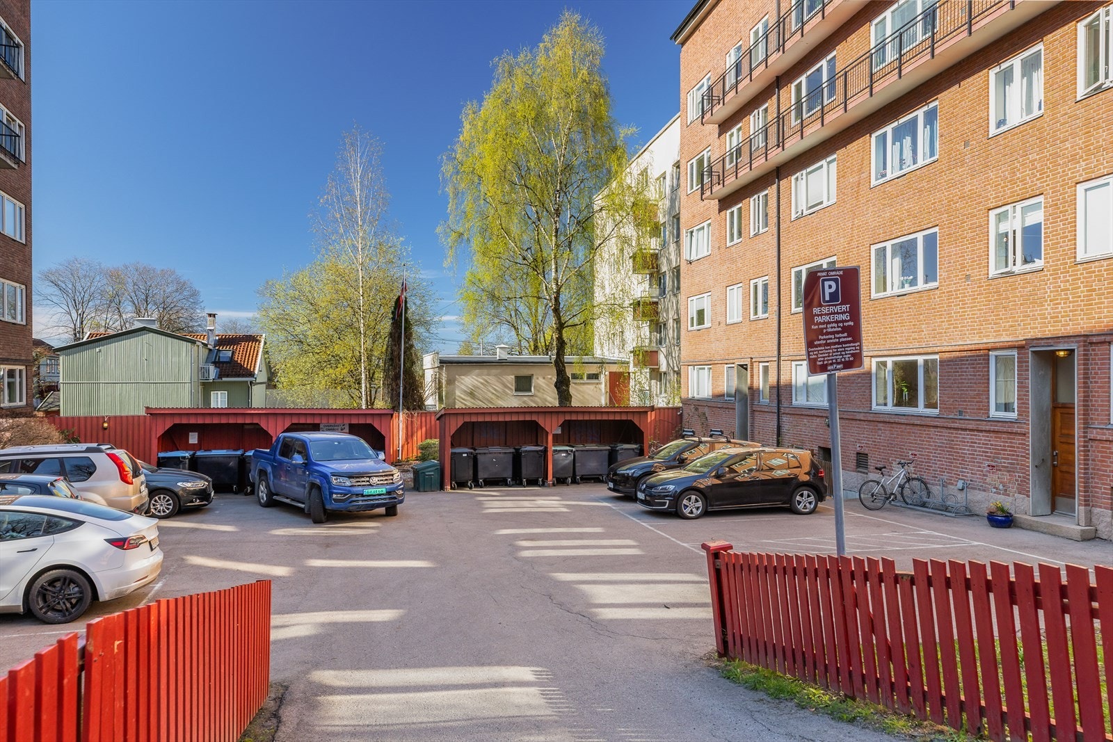 Det er to lokaler i bygget som leies ut, dette bidrar til å redusere felleskostnadene. Dette er i dag en frisør og et ballettstudio. Galleribilde