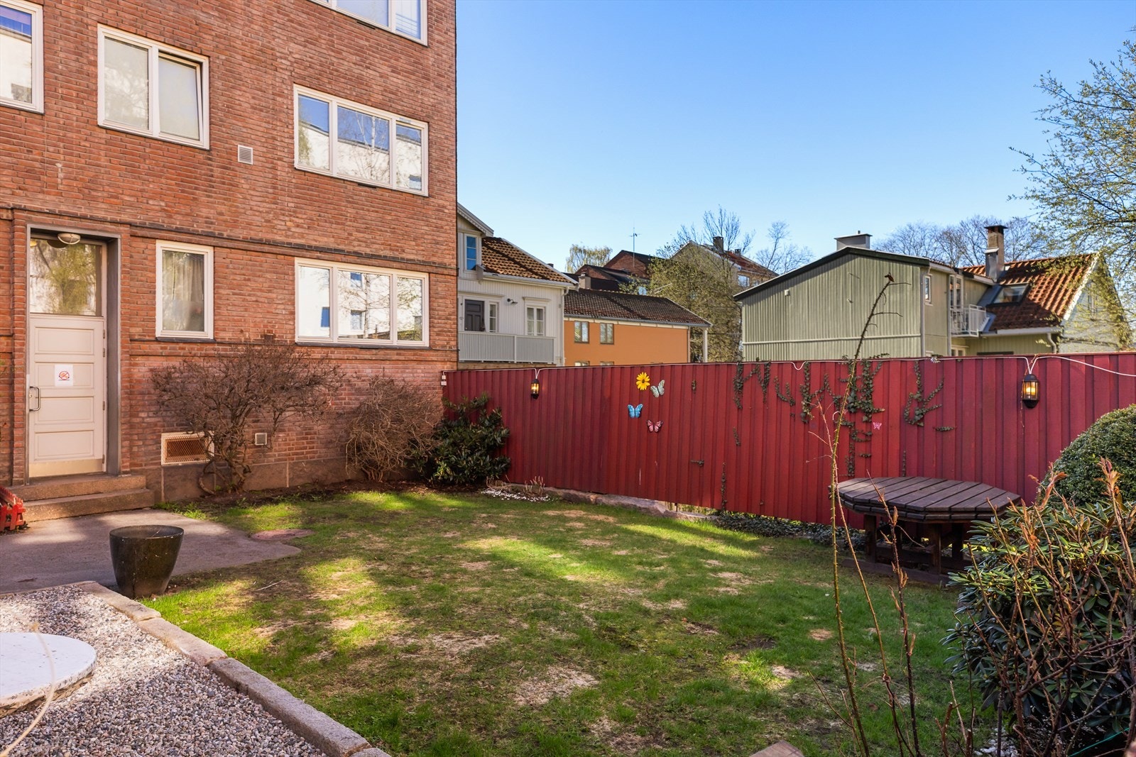 Selger kommer til å savne den grønne og frodige bakgården med blomster, planter, gressplen, grill og jordbærplanter, her er det mulighet til å booke grill og
uteplass for å samle venner og familie. Galleribilde