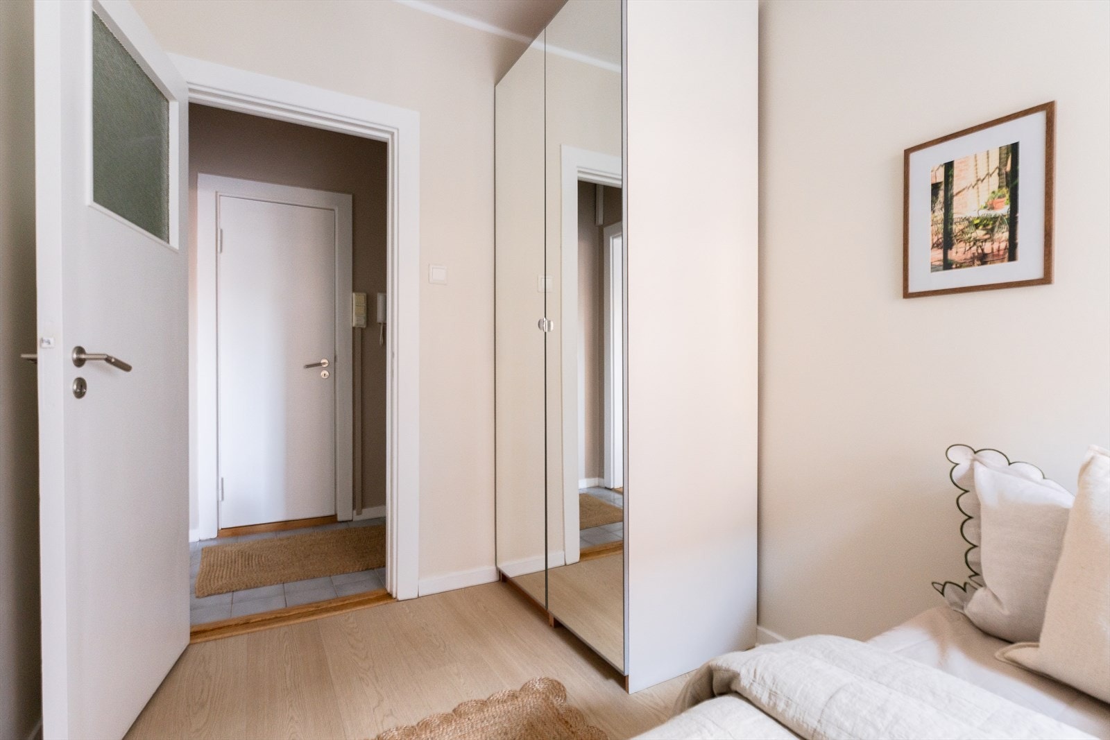 Det er god plass til dobbeltseng med tilhørende nattbord på hver side og stort garderobeskap. Galleribilde