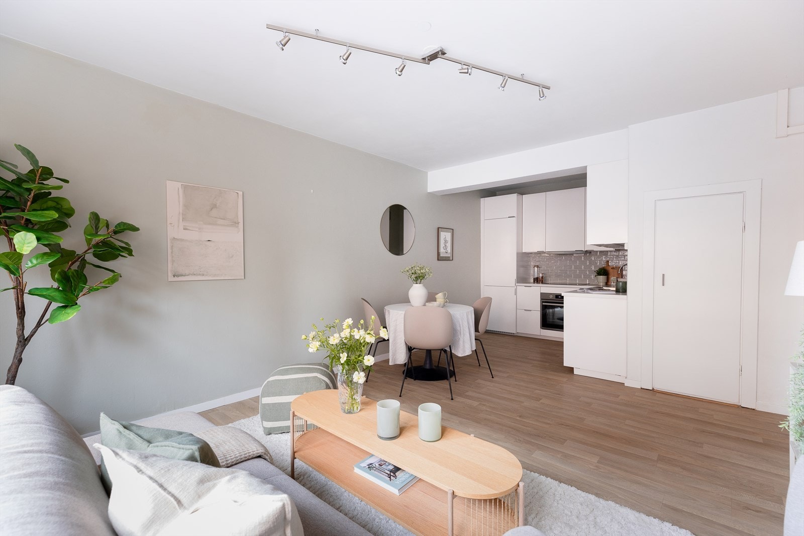 De store vindusflatene slipper inn rikelig med naturlig lys og kombinert med den gode takhøyden på 2,63 meter gir en åpen og luftig romfølelse. Galleribilde
