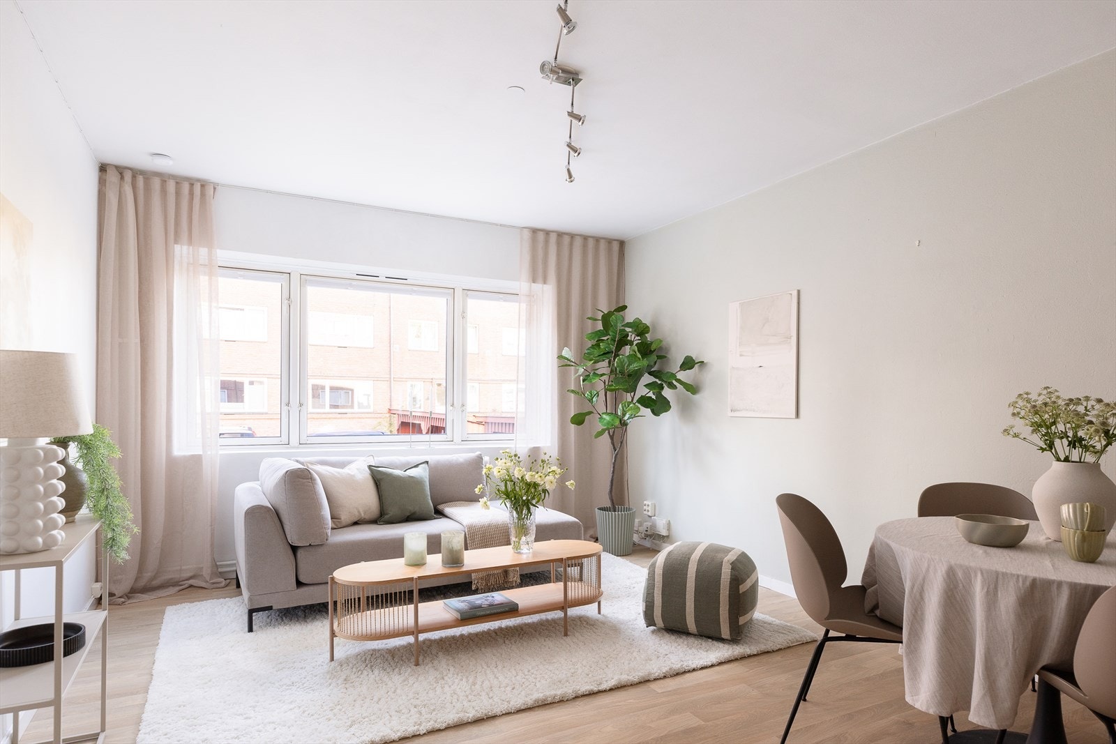 Lys, romslig og hyggelig stue med stilrene overflater. Galleribilde