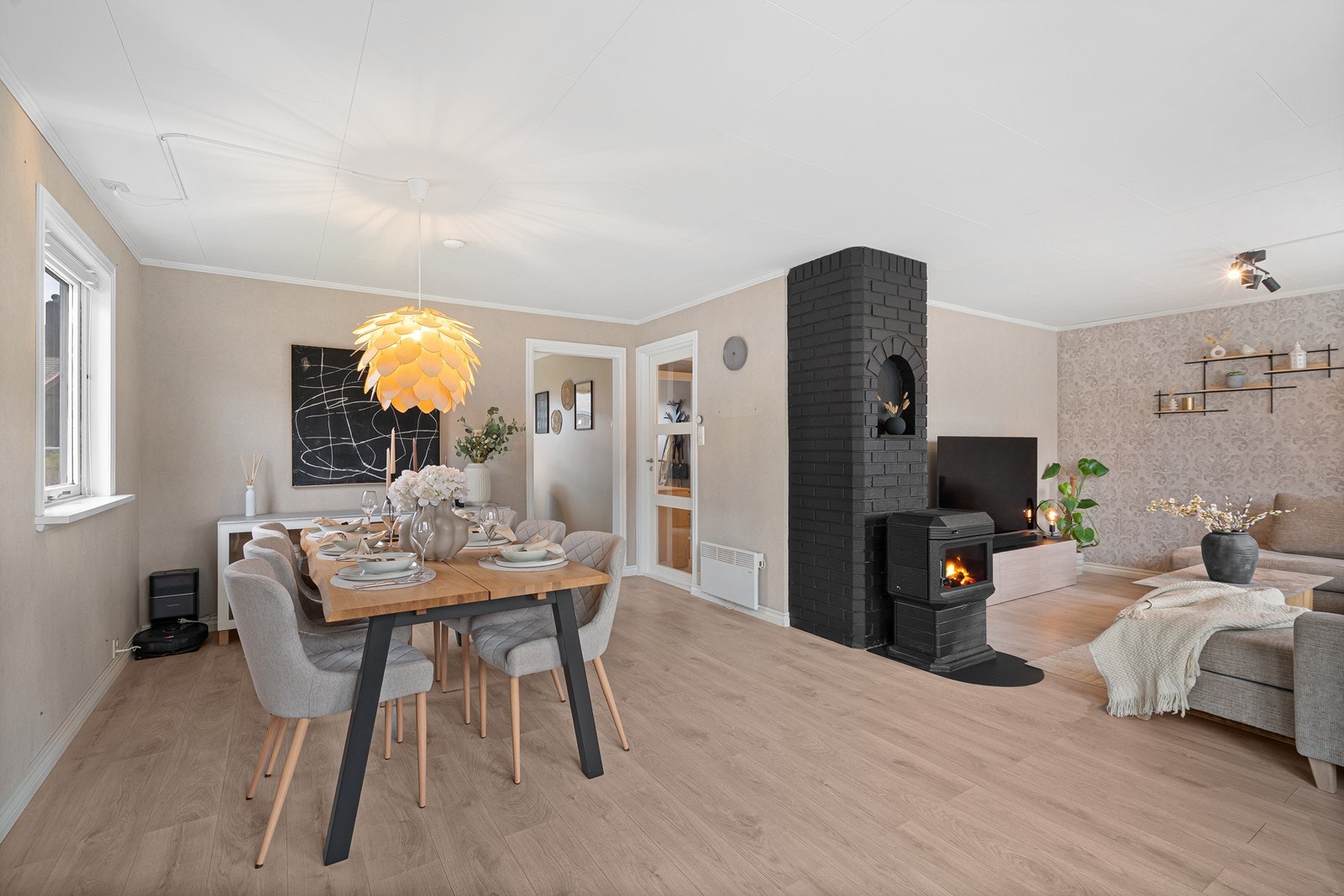Stor og praktisk stue med tidsriktige farger på veggen. Galleribilde