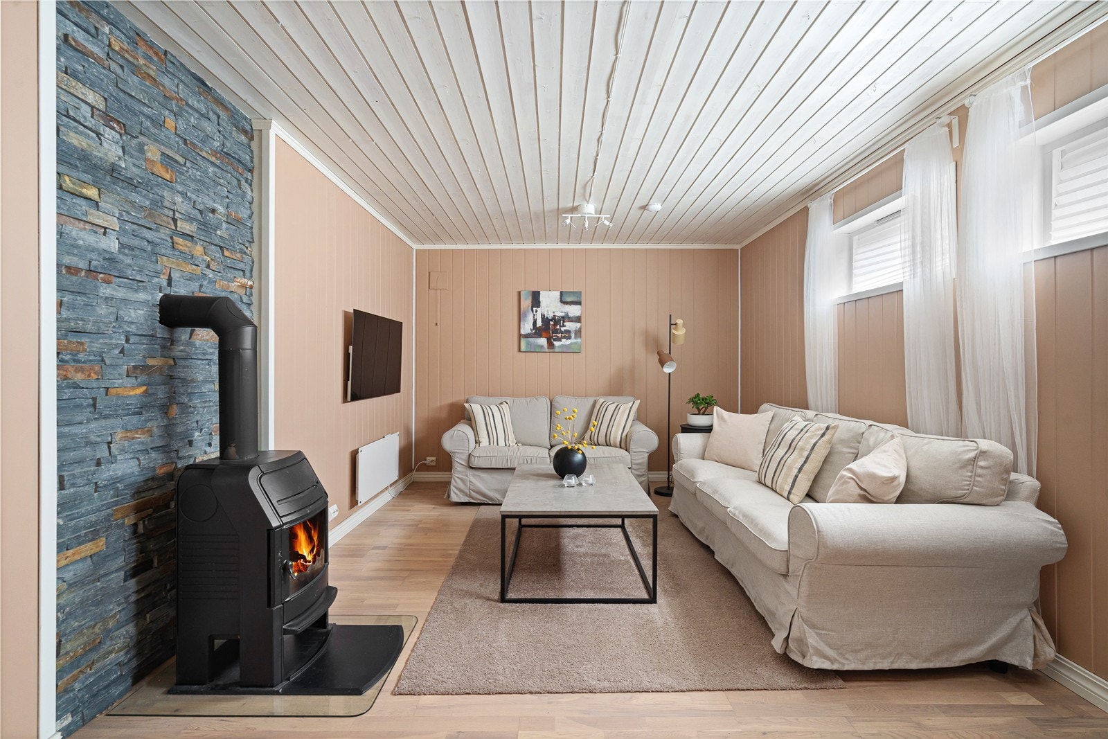 Kjellerstue med malt panel og lyst gulv. Kjellestue er godkjent som hobbyrom hos sola kommune (se tegninger vedlagt i salgsoppgave) Galleribilde