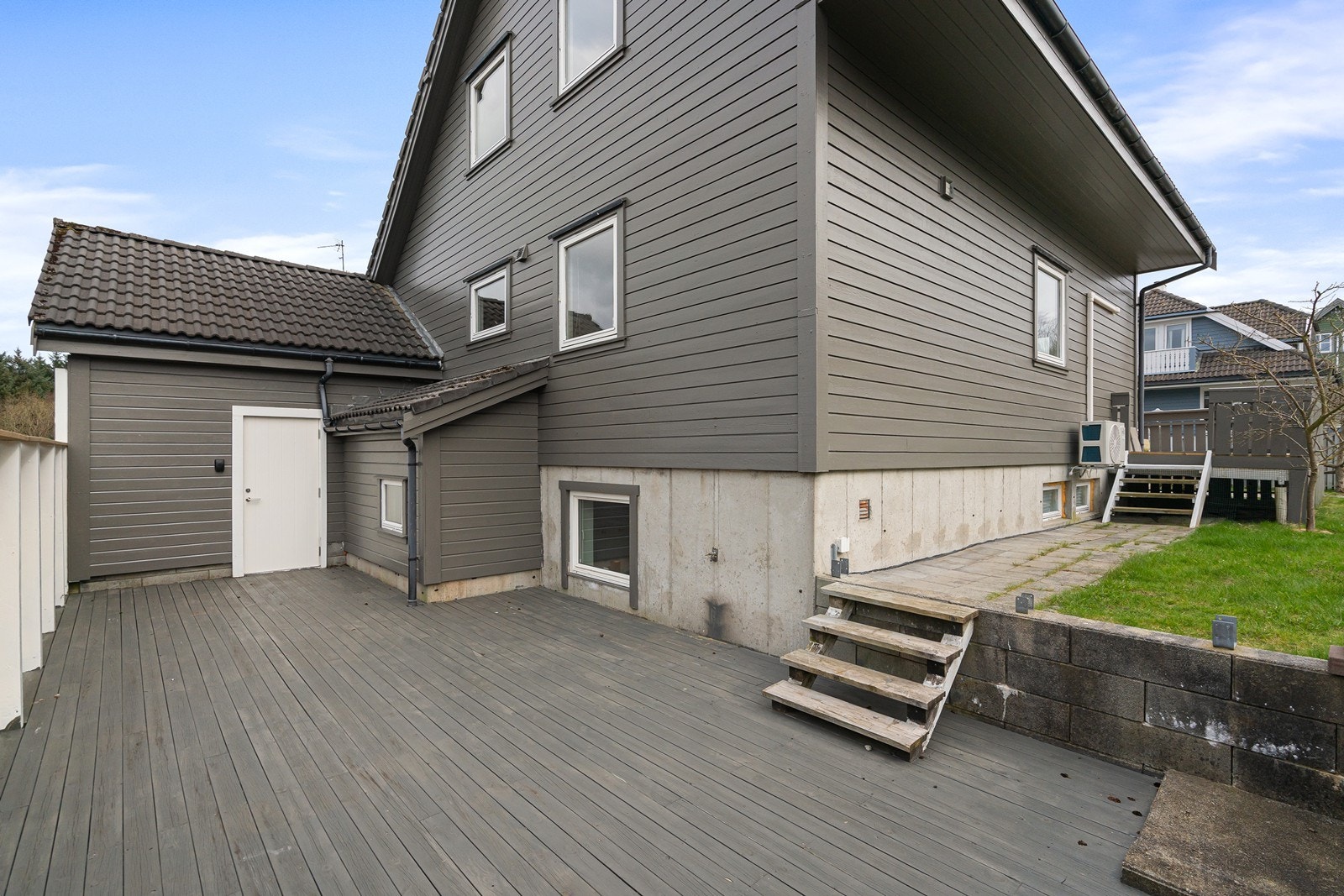 Fre terrassen ut fra stue er det også enkel tilkomst til hage og terrasse på nord-vest side. Her han man kveldssolen helt til den går ned. Galleribilde