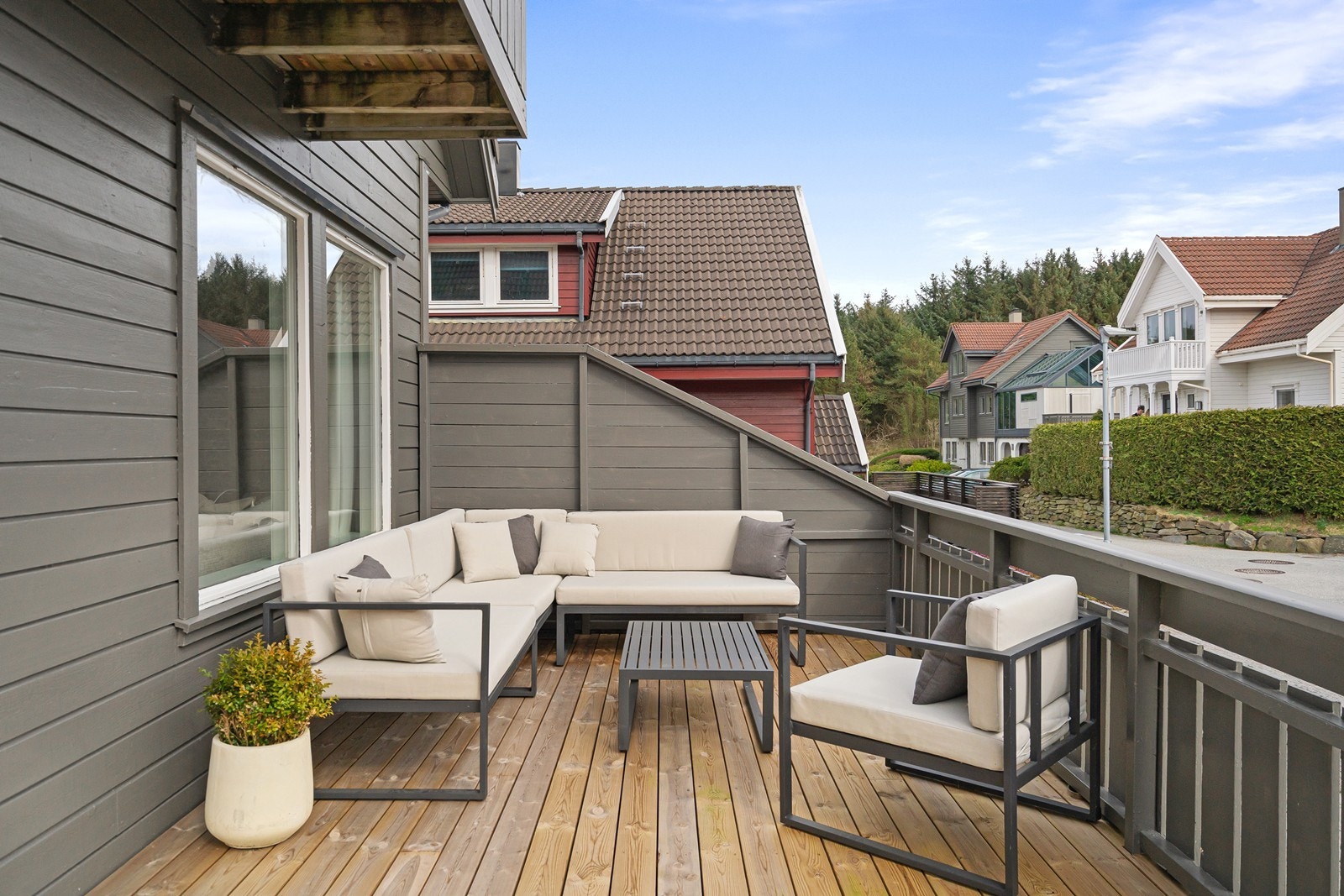 Terrasse med tilkomst fra stue. Terrassen er nylig oppgradert med nye terrassebord. Galleribilde