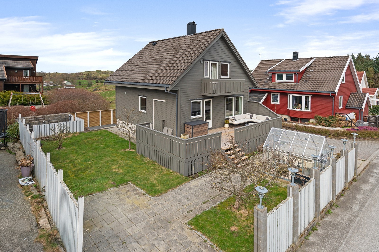 Enebolig med fin beliggenhet med grøntområde som nærmere nabo Galleribilde