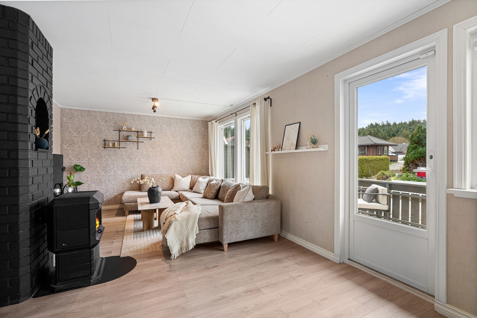 Stue kan enkelt møbleres med både spisebord og sofagruppe Galleribilde