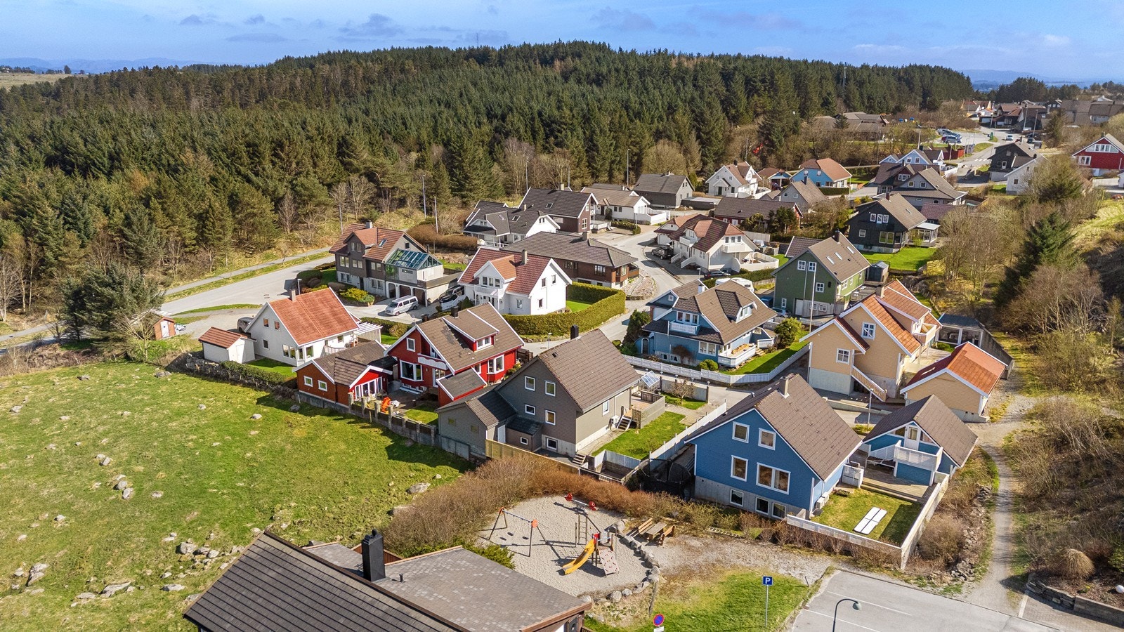 Boligen ligger nær friarealet Hålandskogen med turveier/lysløype. Huset er malt i 2025 Galleribilde