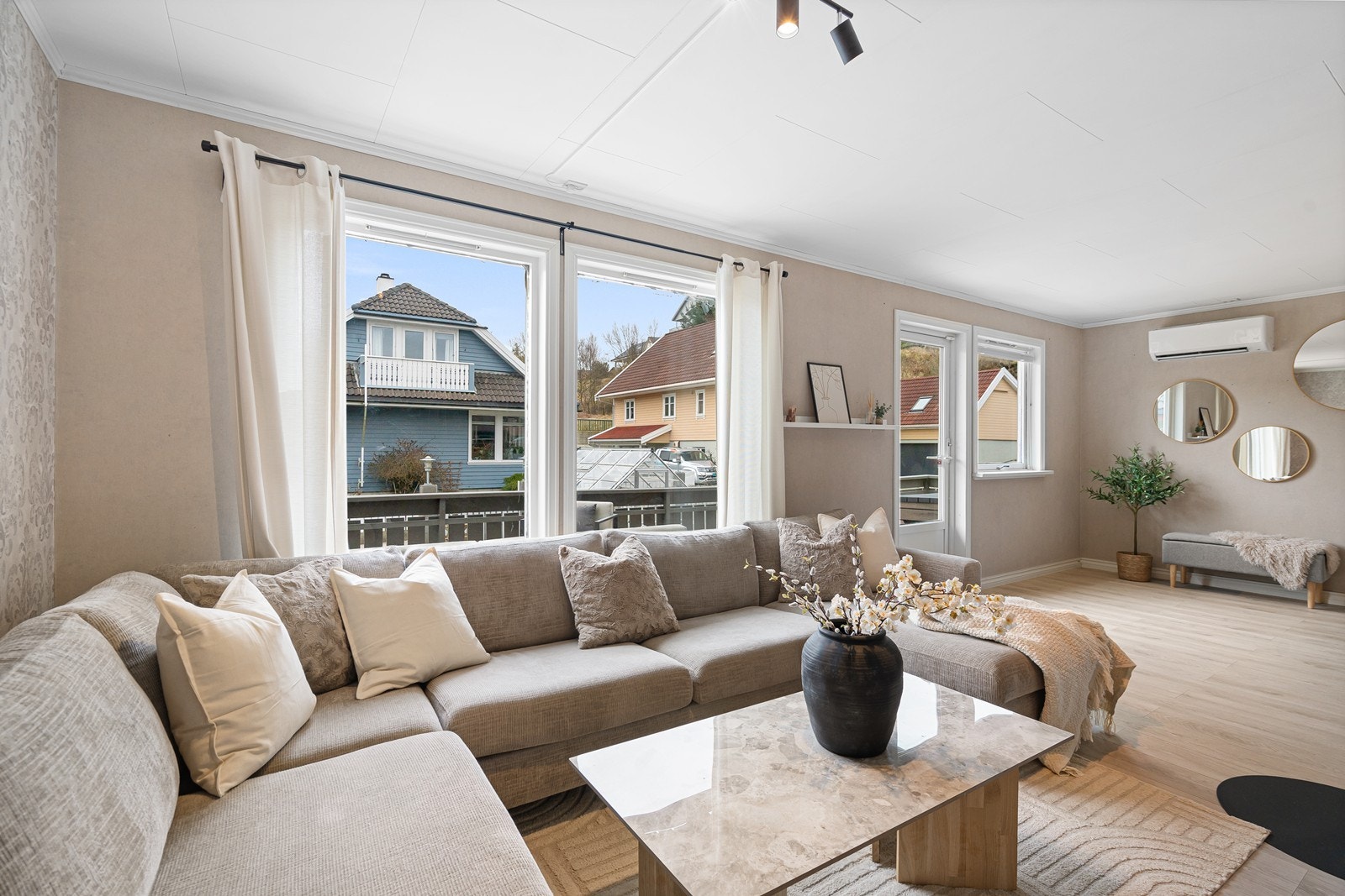 Fra stue har man utgang til terrasse og hage Galleribilde