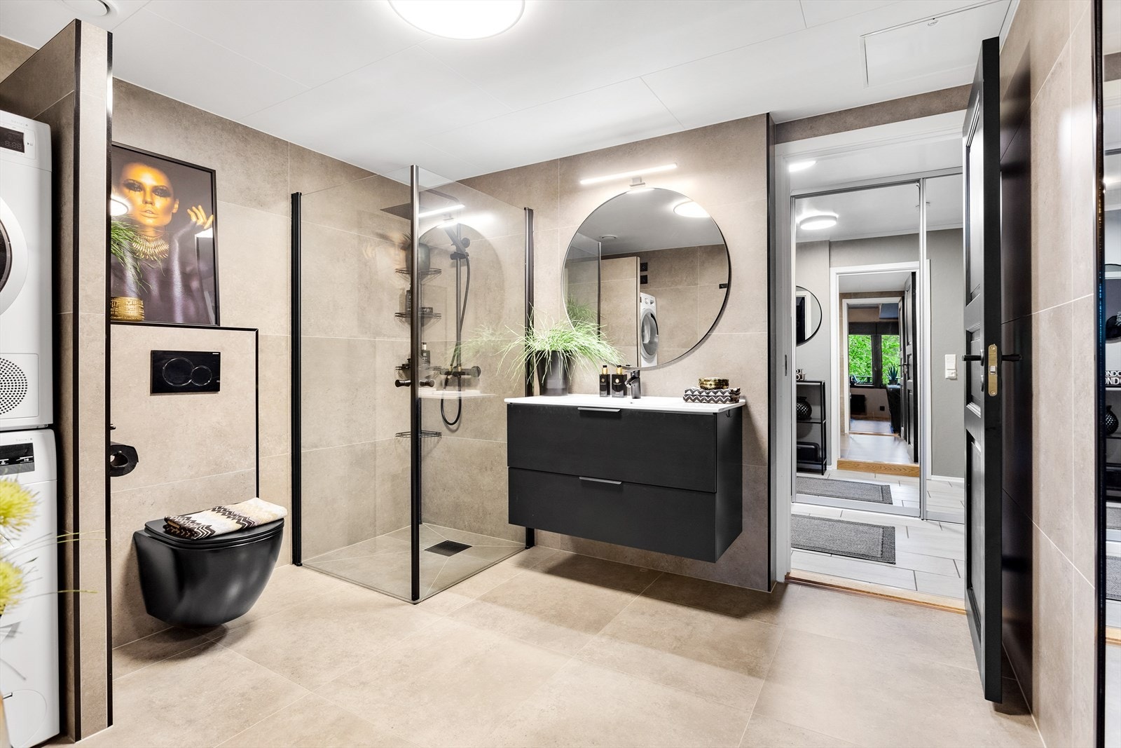 Badet har gulvvarme, mekanisk avtrekk og er innredet med vegghengt toalett. Galleribilde