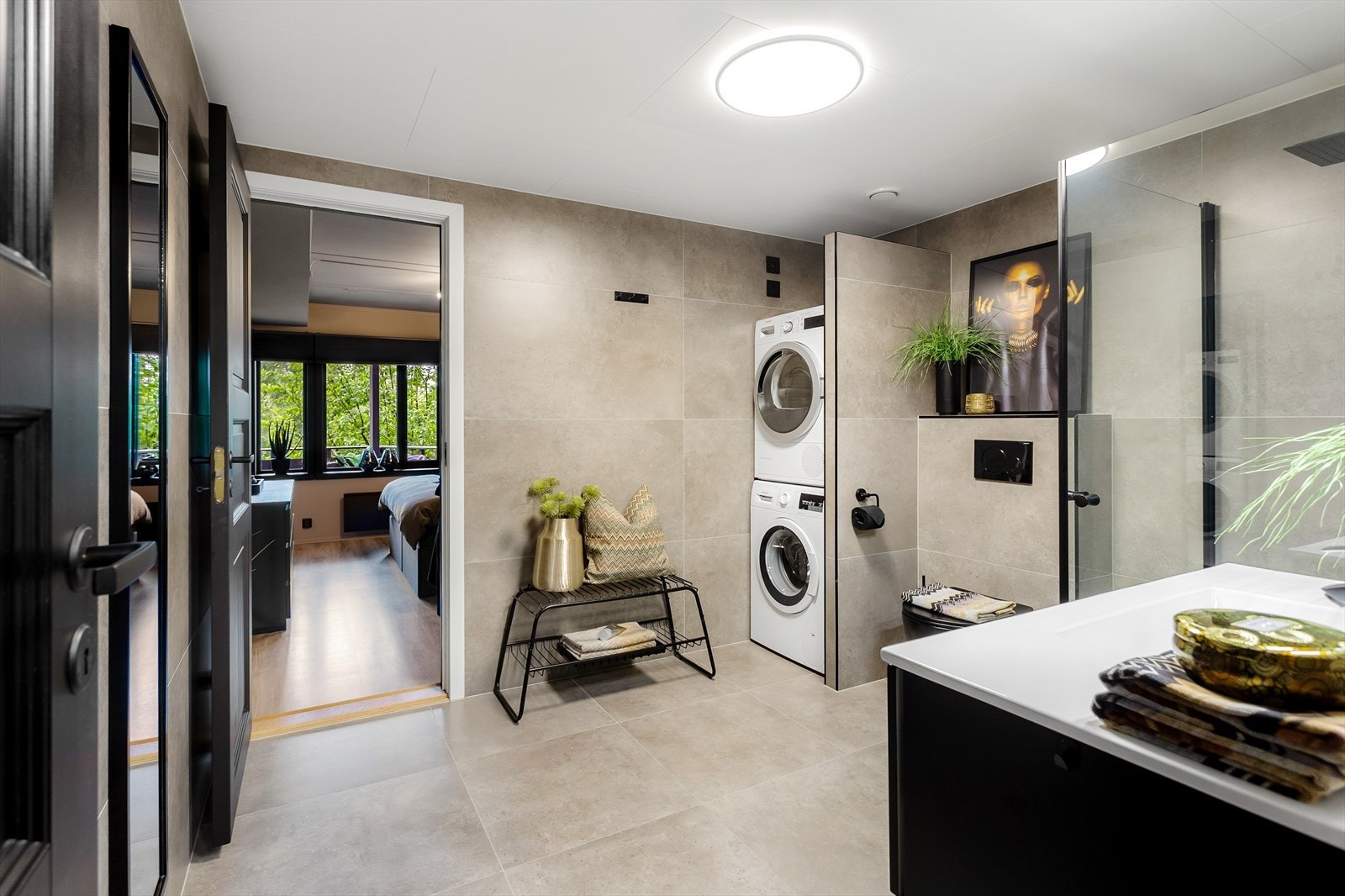 Badet ble pusset opp i 2021 og har en praktisk plassering mellom entré og soverom. Galleribilde