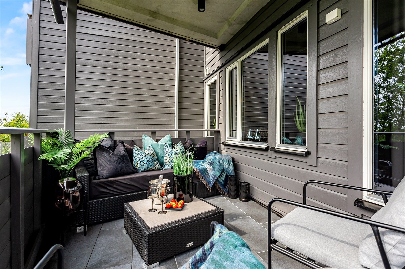Fra stuen er det utgang til en sørøstvendt og flislagt terrasse på 9 m², med god plass til en sittegruppe. Galleribilde