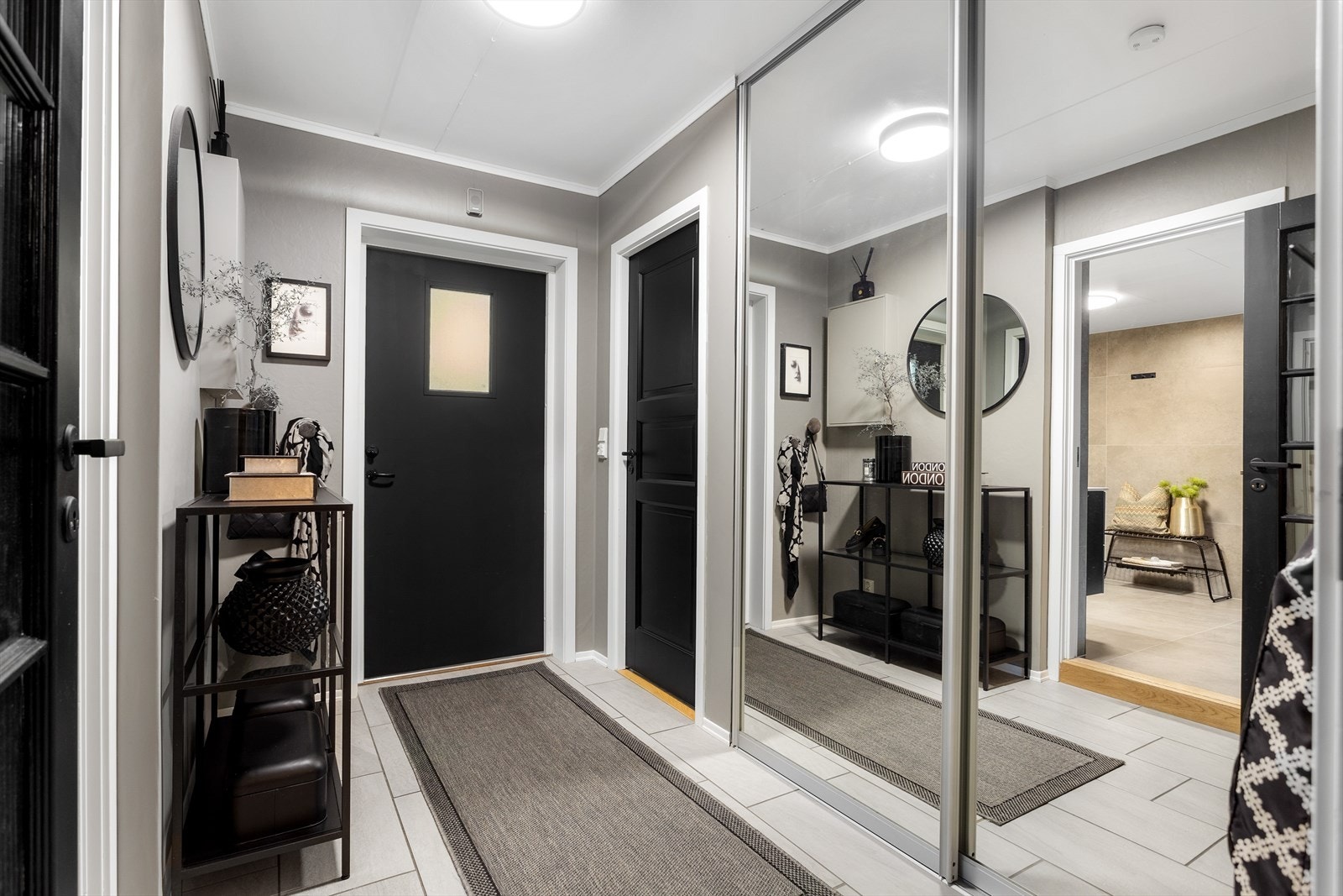 Fra gangen er det inngang til badet og en dør med glassfelt som leder inn til stuen. Galleribilde