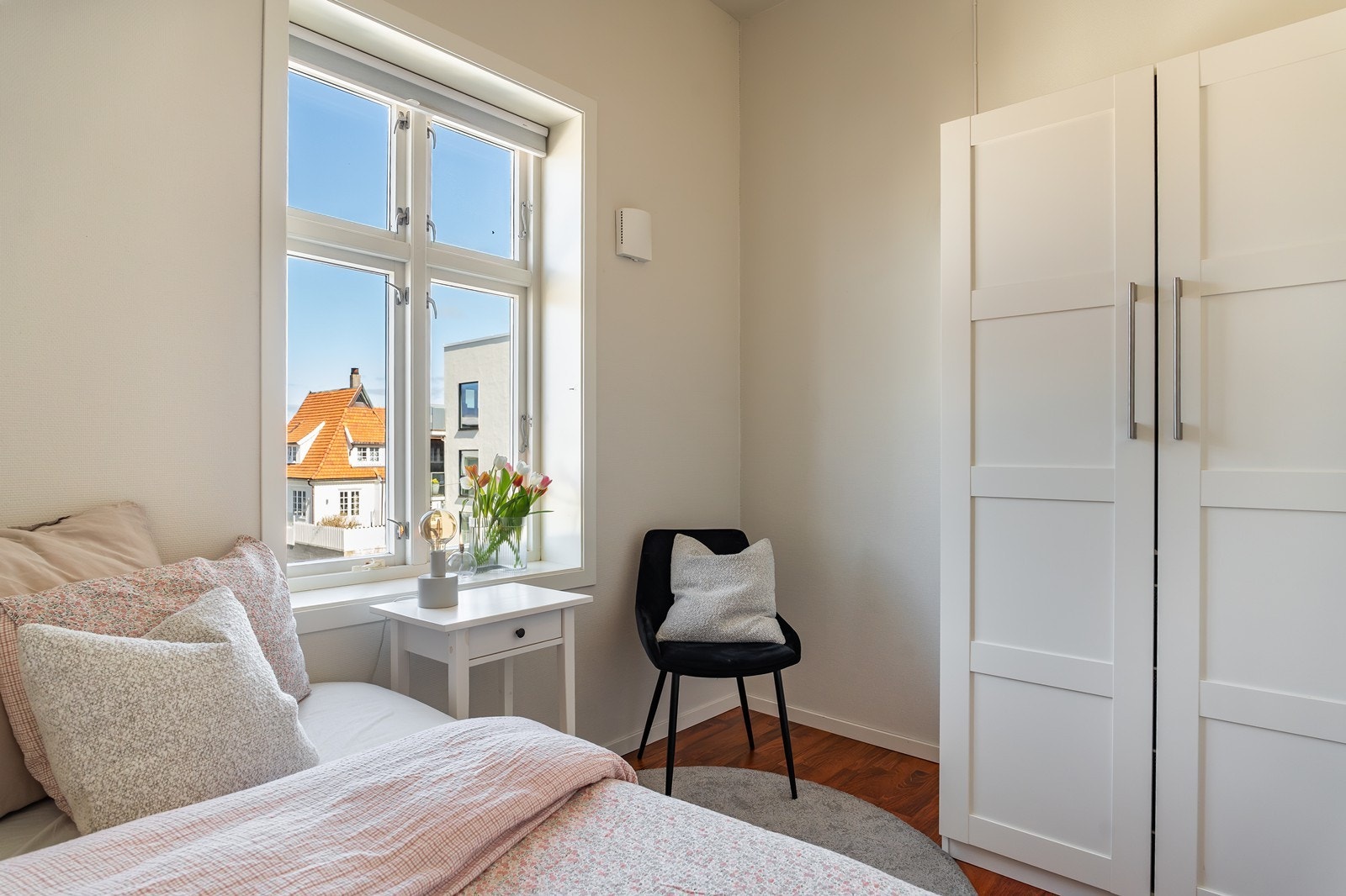 1 av leilighetens 2 soverom - begge med plass til ønsket innredning Galleribilde