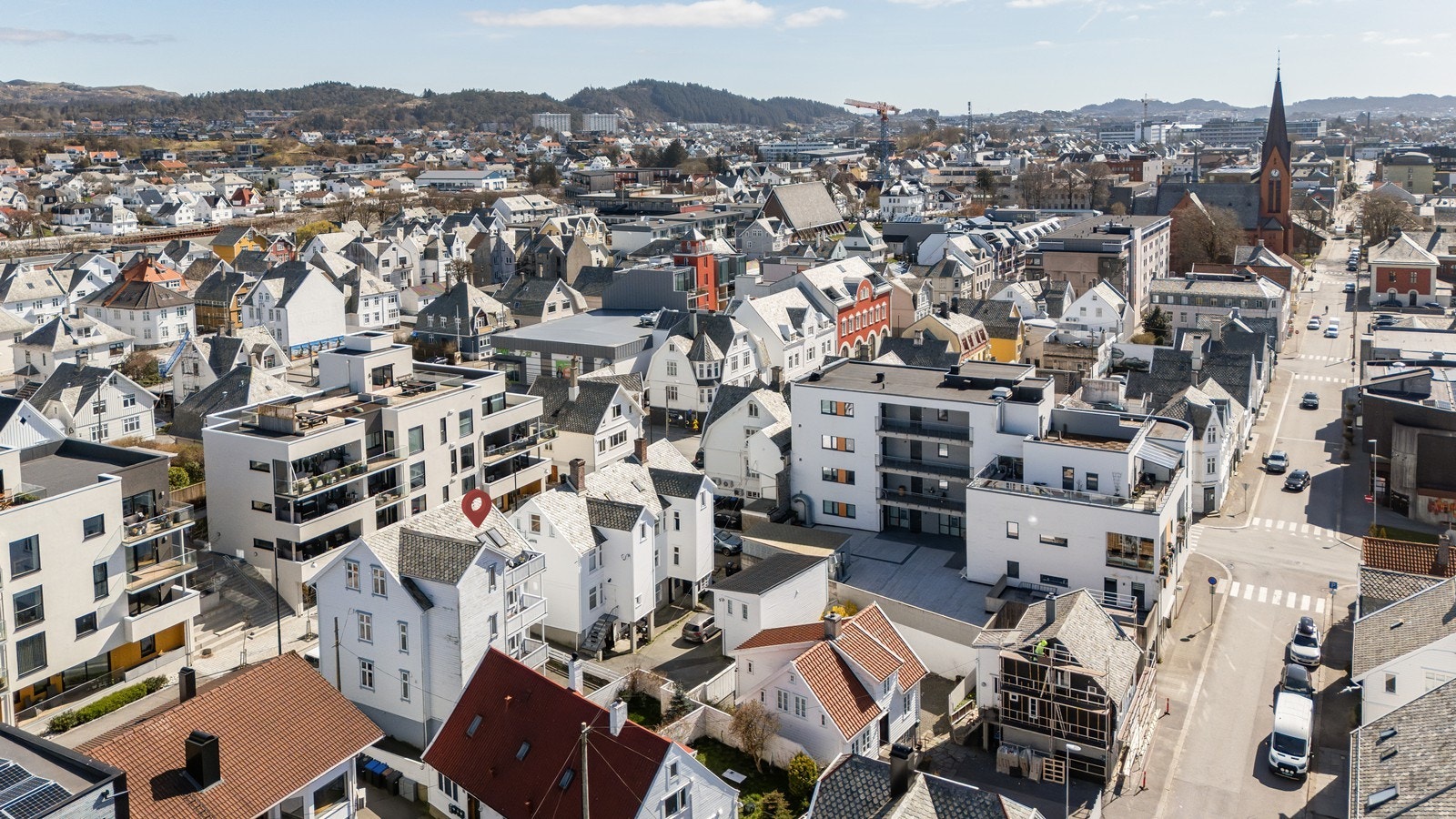 Midt mellom Vår frelsers og Byparken finner du dette bygget som ble bygget om til 3 leiligheter i 2008/09 Galleribilde