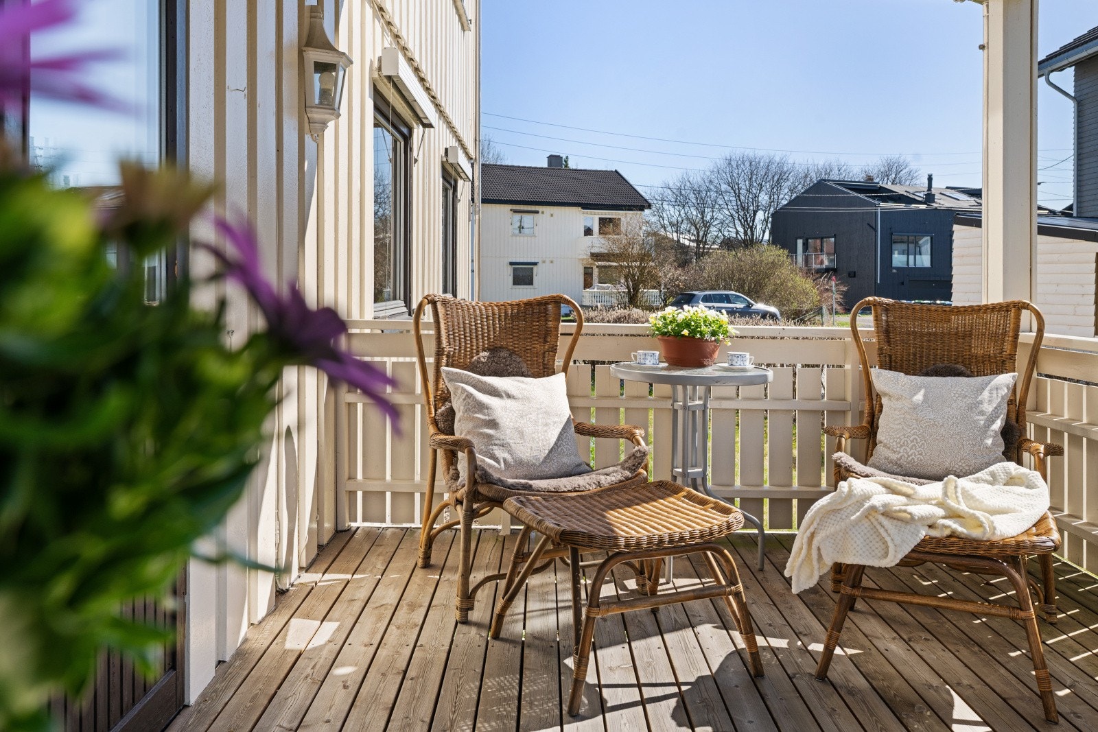 Balkongen har god plass til en liten sittegruppe. Galleribilde