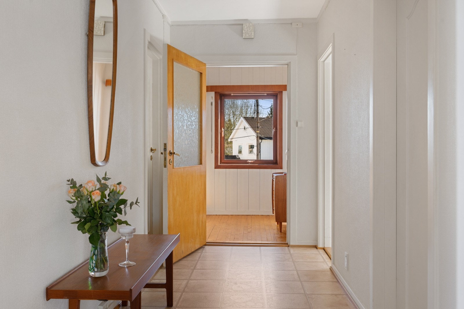 Fra gangen er det inngang til et av soverommene og videre inn mot stuen. Galleribilde