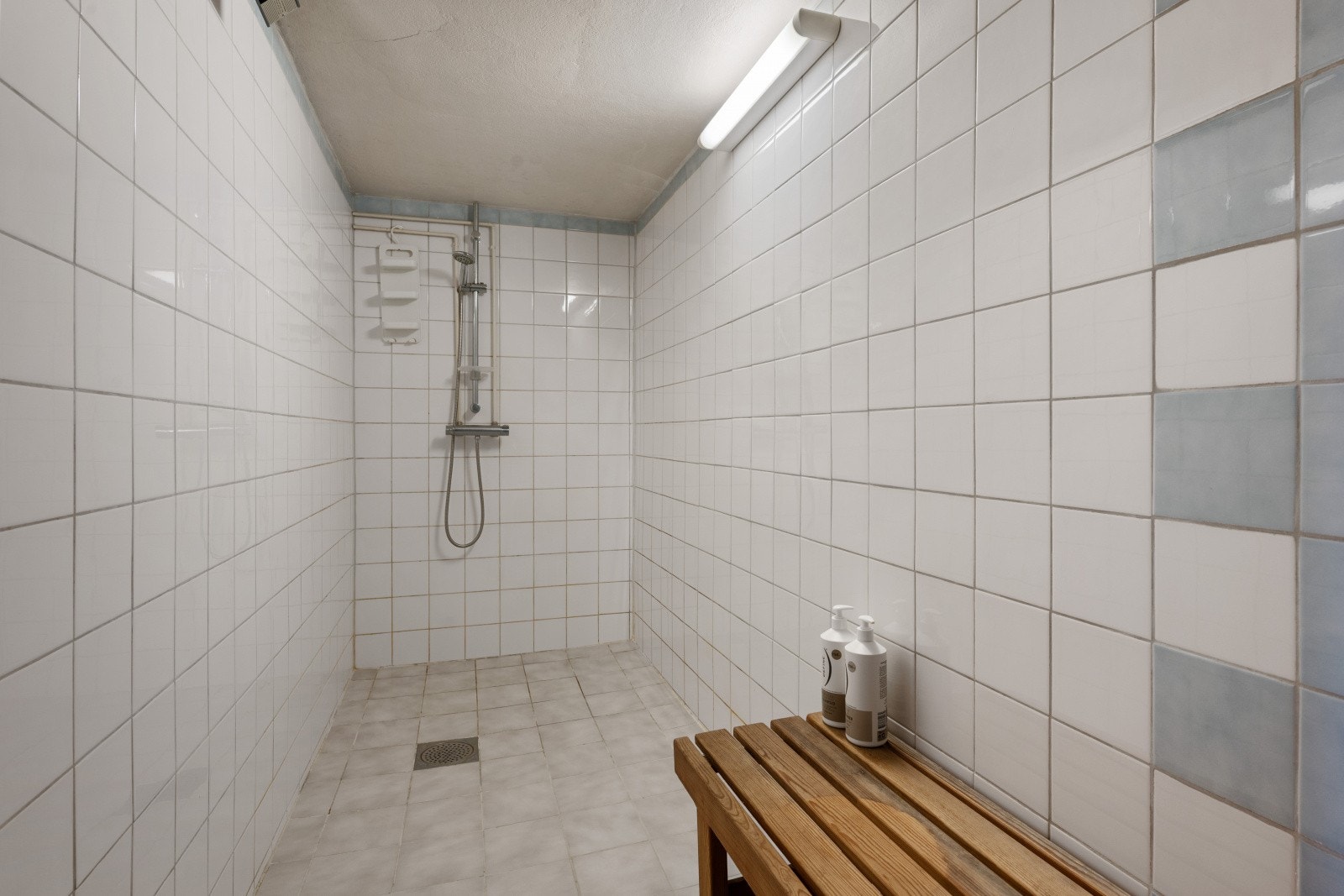 I kjelleren er det etablert et enkelt baderom med flislagte overflater og dusj på gulv (ikke godkjent, se pkt. ferdigattest). Galleribilde