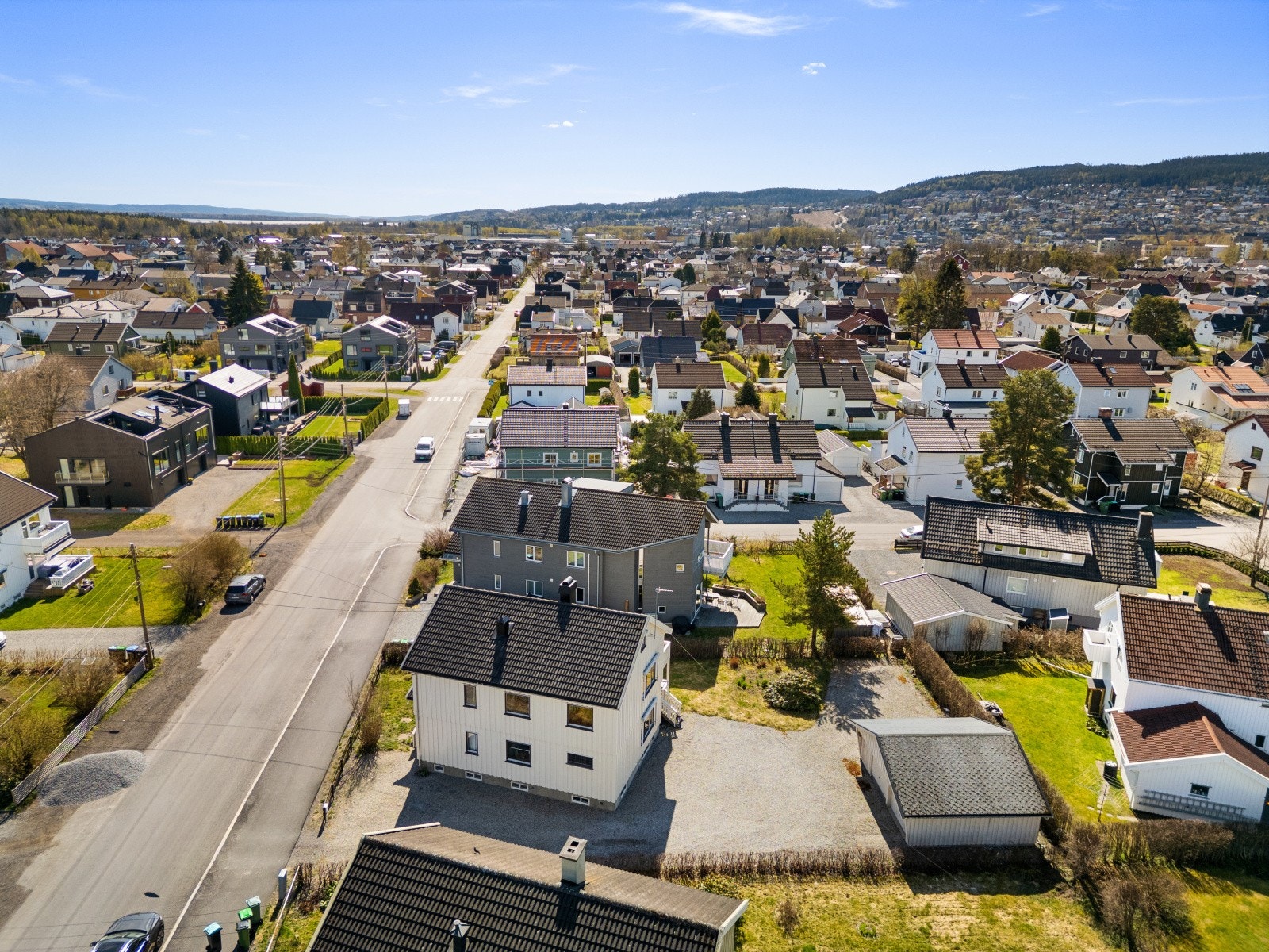 Fra eiendommen er det kort vei til grøntområder og rekreasjon, som turstiene langs Nitelva. Galleribilde