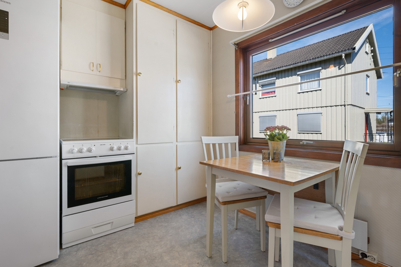 Kjøkkenet er utstyrt med frittstående komfyr og kjøl/frys, samt ventilator med kullfilter. Galleribilde