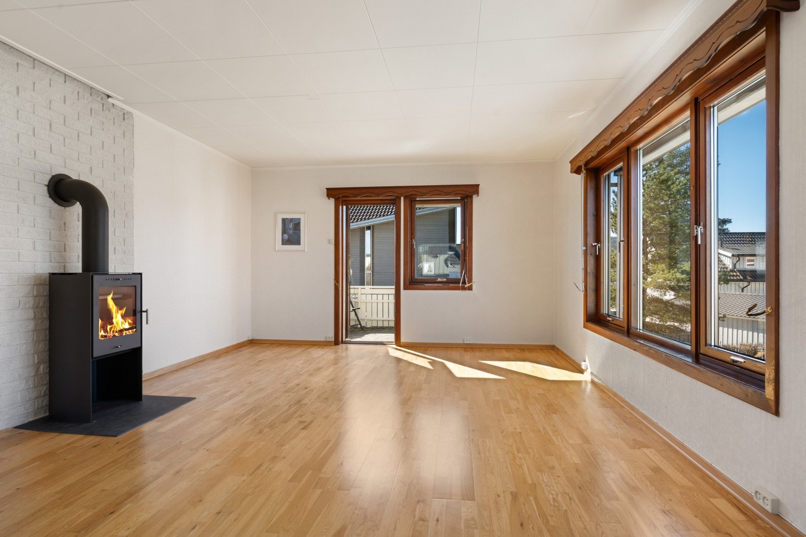 Peisovnen er plassert sentralt i rommet. Fra stuen er det utgang til balkong. Galleribilde