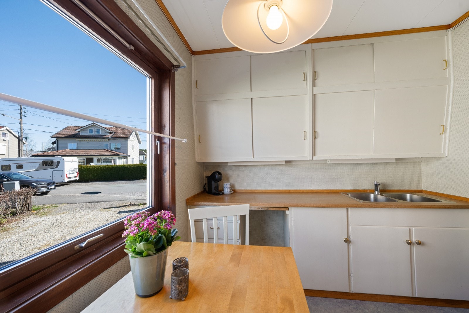Innredningen gir et godt utgangspunkt for modernisering, med plass til spisebord ved vinduet. Galleribilde