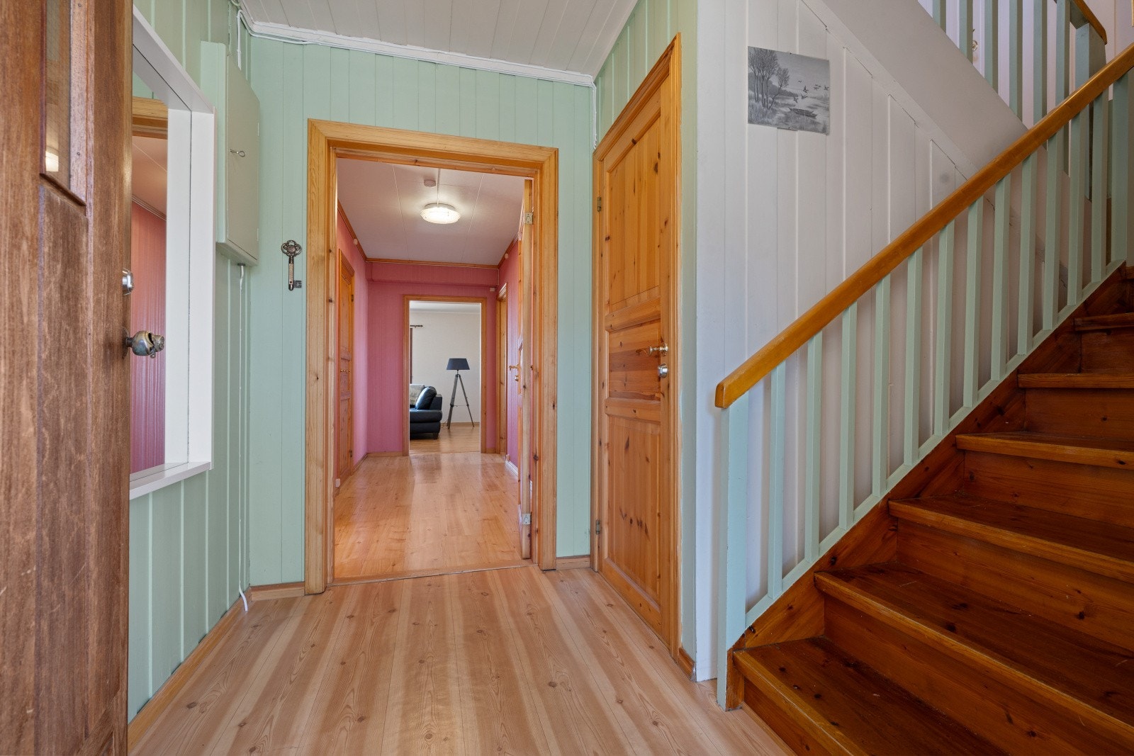 Fra trappen kommer du opp til gangen i andre etasje. Galleribilde