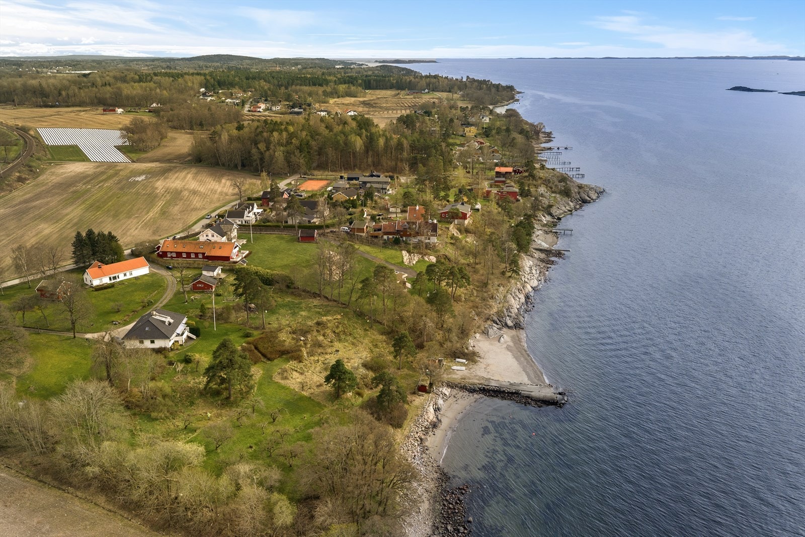 Få minutters gange til sjø og strand Galleribilde