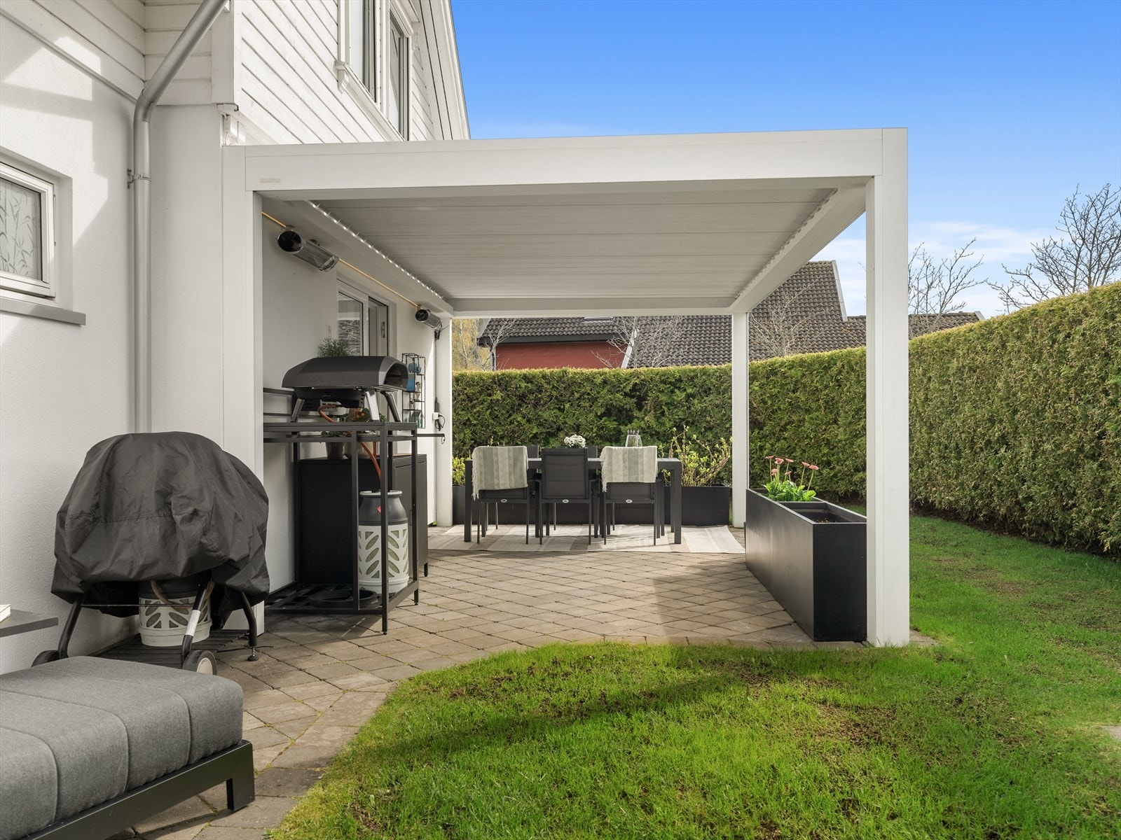 Fastmontert pergola med varme, belysning, elektrisk styrt tak og screens - et ekstra rom for hygge. Galleribilde