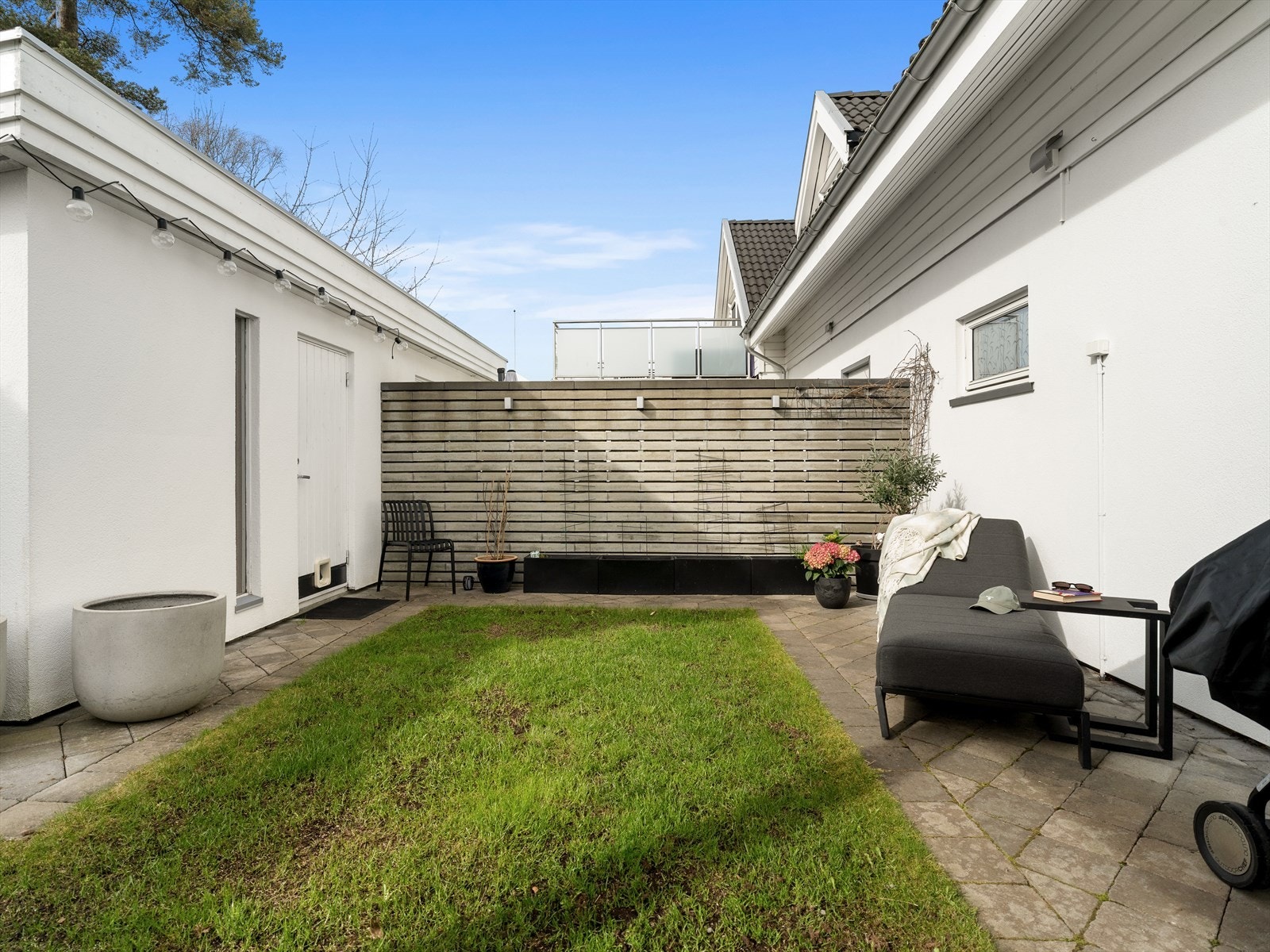 Hagen er skjermet og usjenert. Sportsbod i hagen. Galleribilde