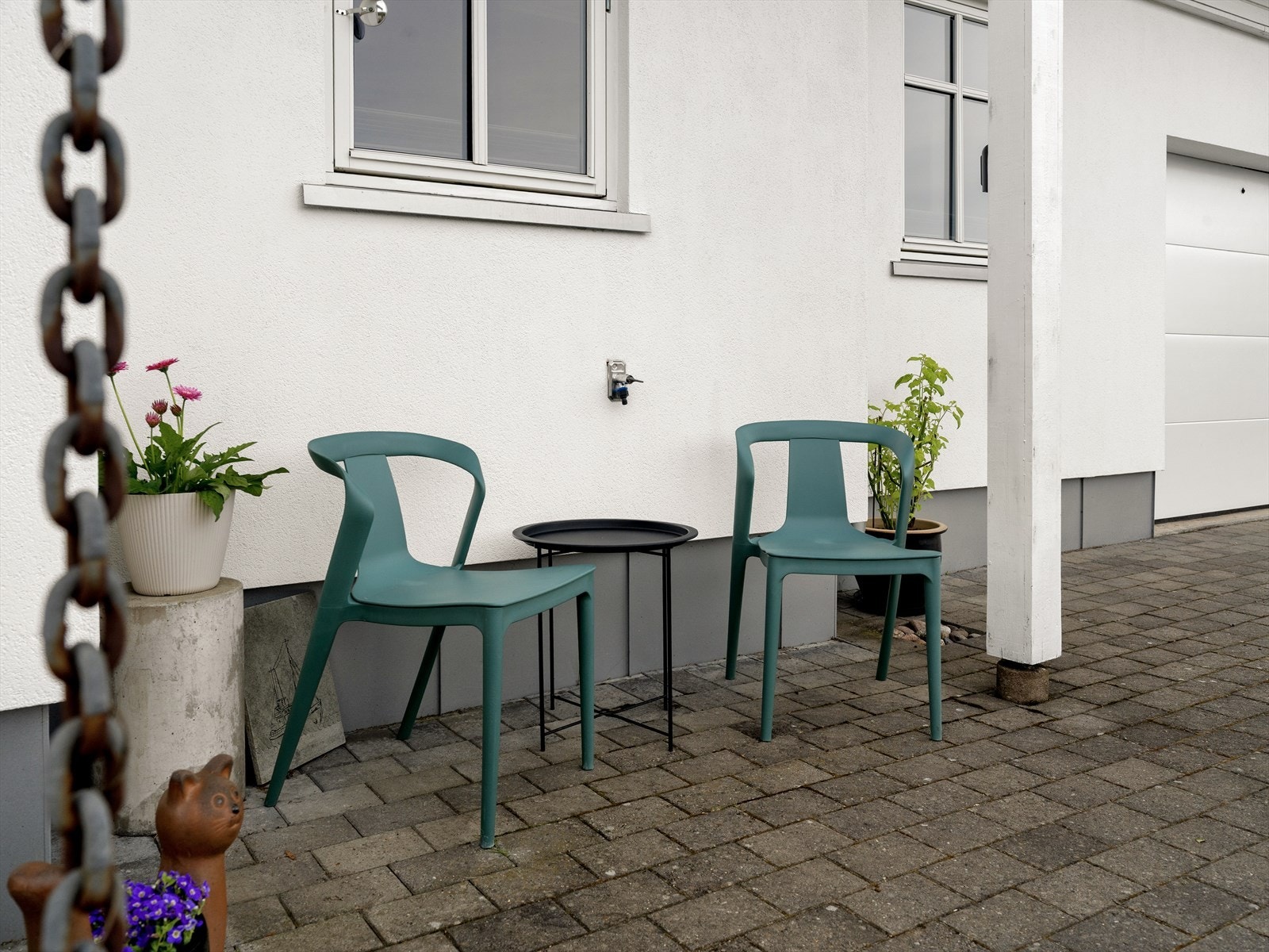 Ta med kaffekoppen og nyt dagens første solstråler i husveggen langs inngangspartiet. Galleribilde