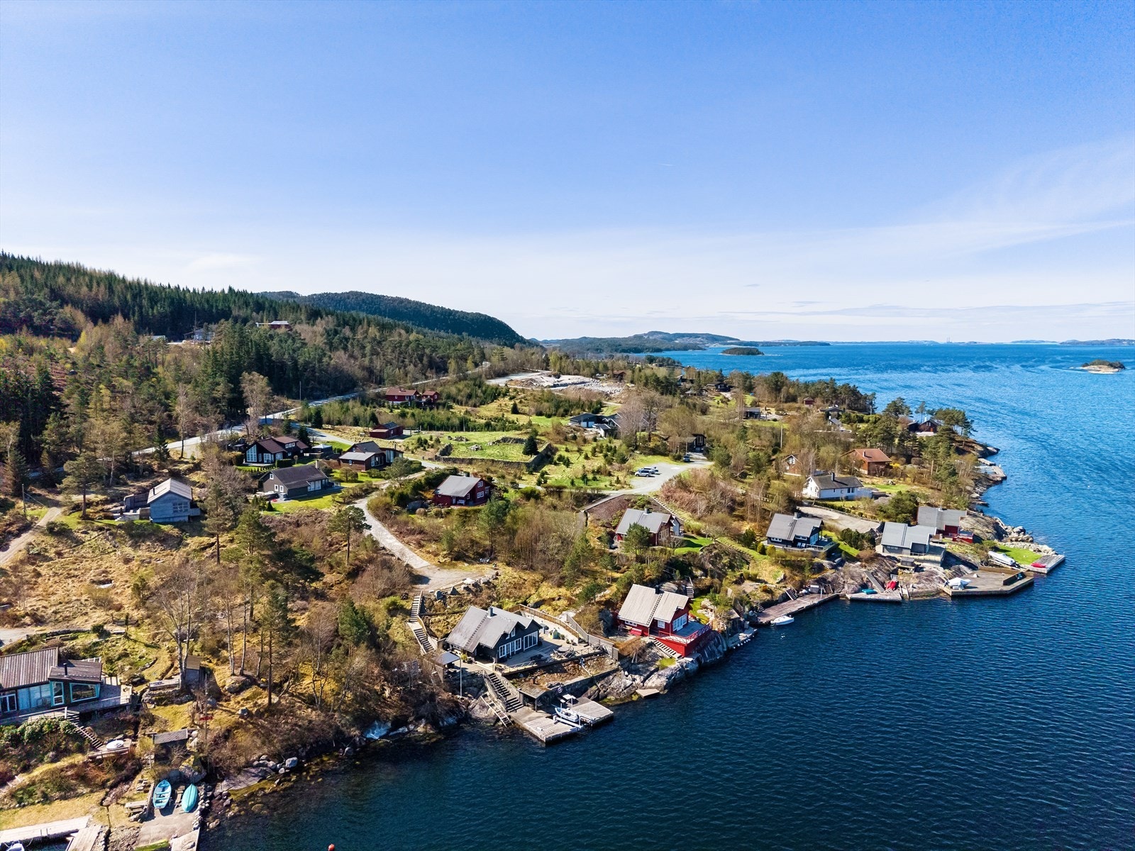 Fra hytten er det enkel adkomst til et bredt spekter av friluftsaktiviteter. Preikestolhytta ligger kun en kort kjøretur unna og fungerer som startpunkt for den flotte turen til Preikestolen. Galleribilde