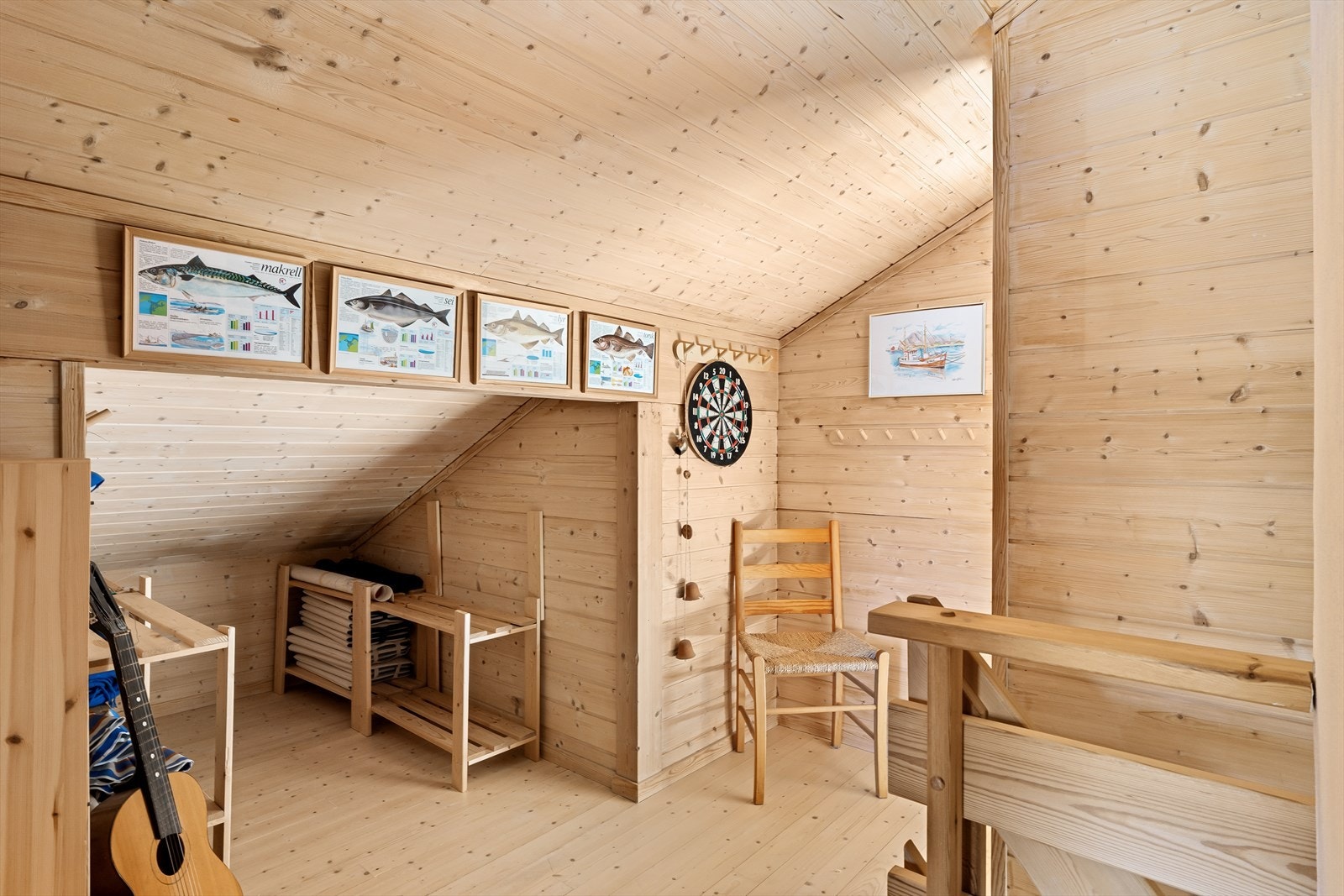 Loftsgangen binder rommene sammen og fungerer som ekstra plass til oppbevaring. Galleribilde