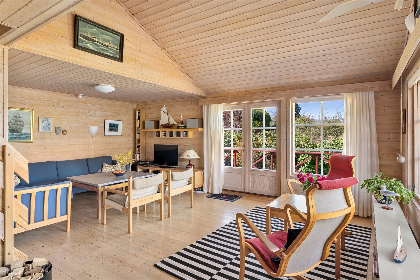 Store vindusflater slipper inn mye naturlig lys og gir god utsikt mot fjorden og flott natur. Galleribilde