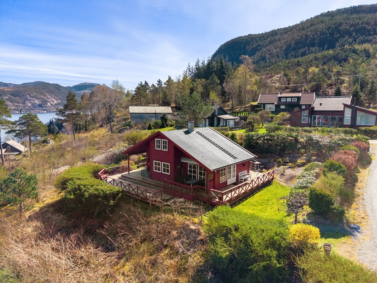 Hytten ligger i et attraktivt og solrikt område på Ådnanes, med flott utsikt mot fjord og fjell og kort avstand til Jørpeland sentrum. Galleribilde