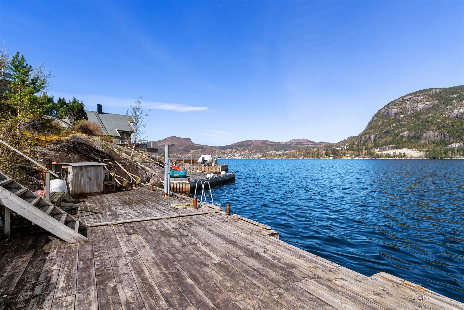 Her bor du tett på sjøen med egen brygge på ca. 7 meter, som gir gode muligheter for bading, båtliv og lek for både store og små. Galleribilde