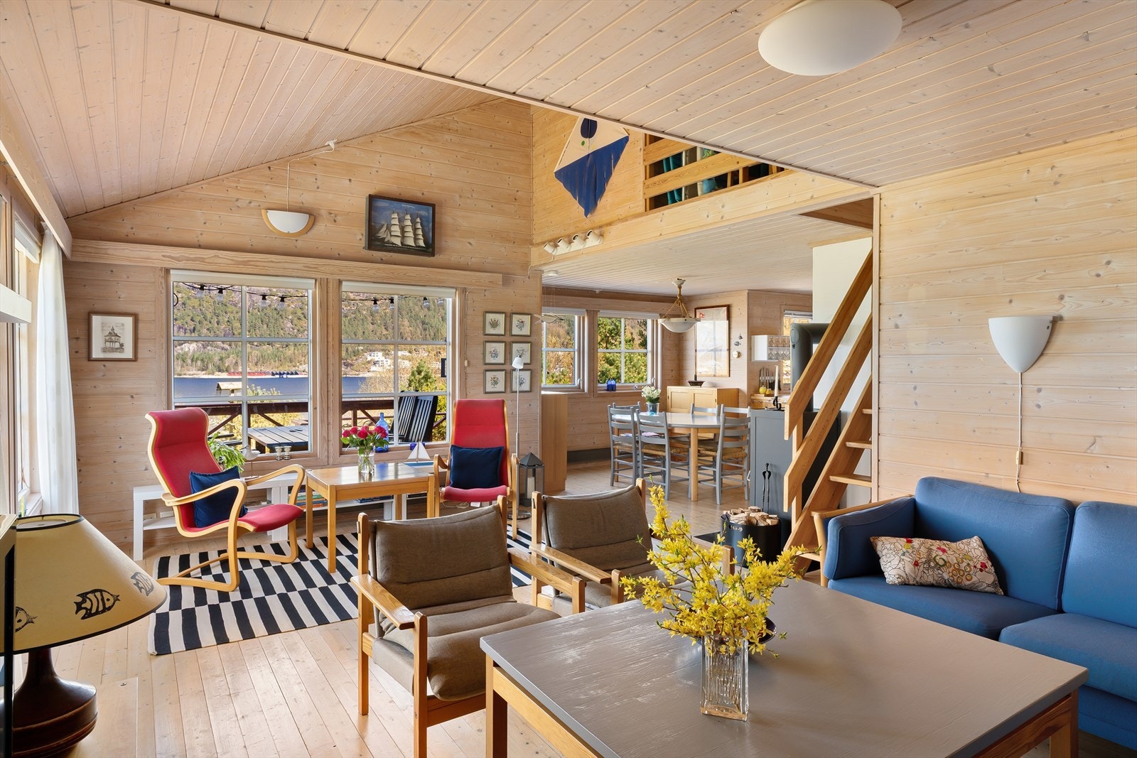 Her er det god plass til både spisebord og sofagruppe. Galleribilde
