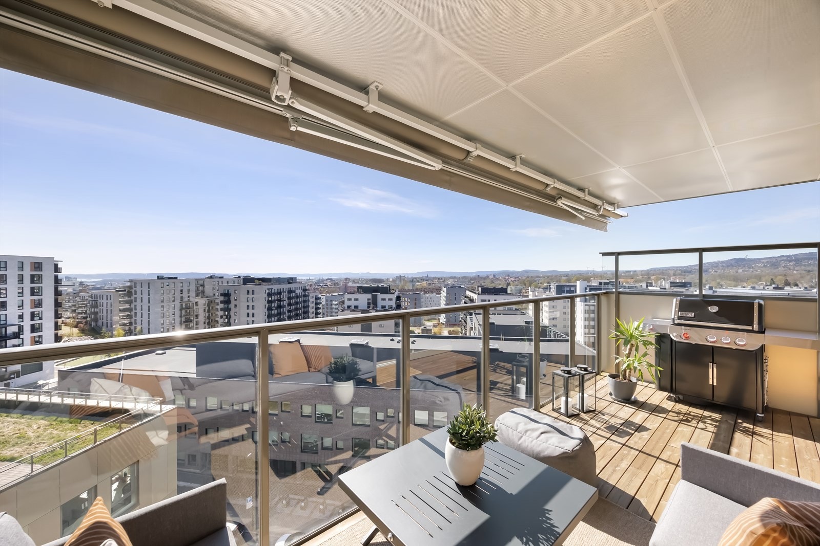 Overbygget balkong med panorama utsikt og svært gode solforhold. Galleribilde